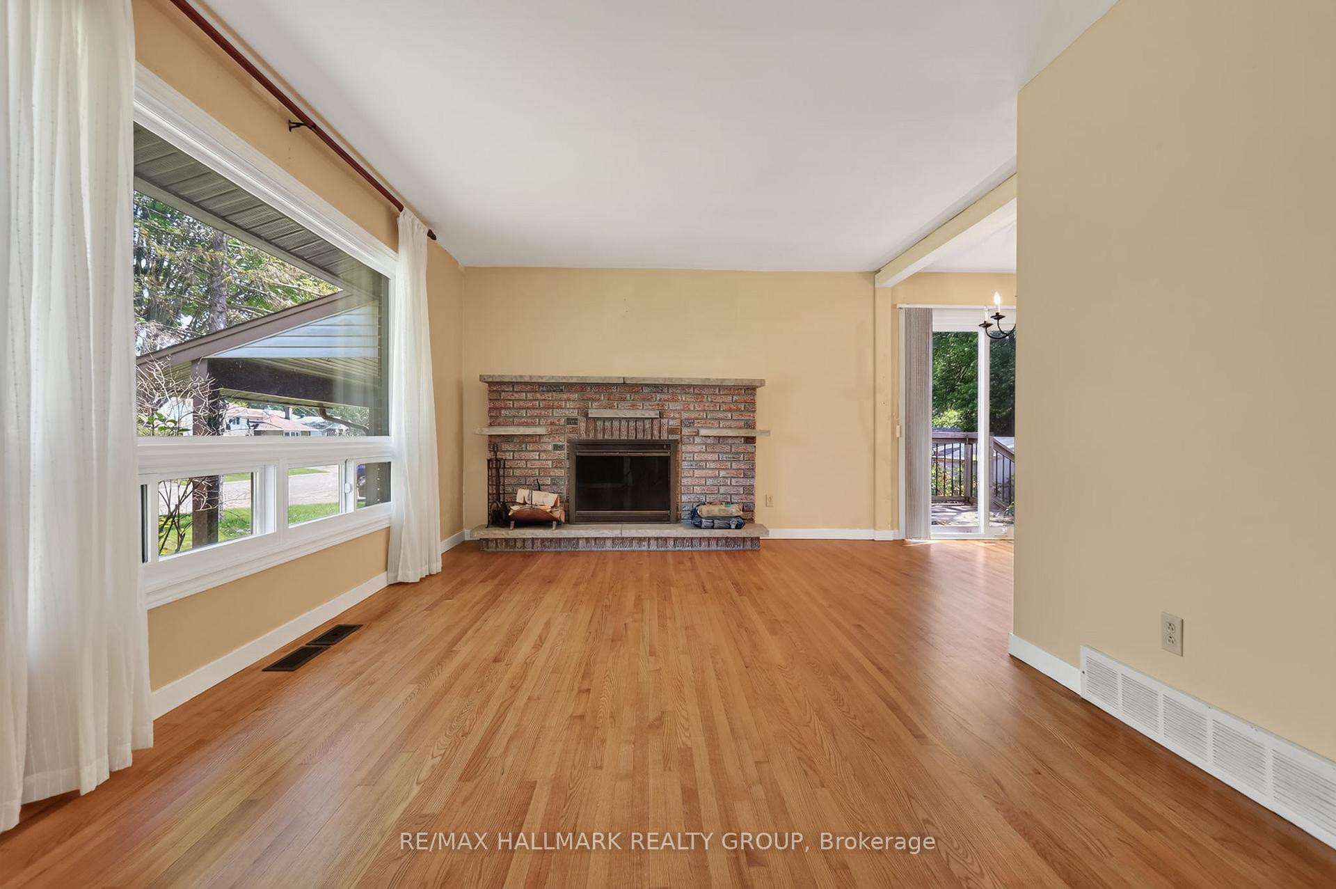 Photo 5 of 738 Stiles Crescent, Ottawa, Beacon Hill North — HOMEH