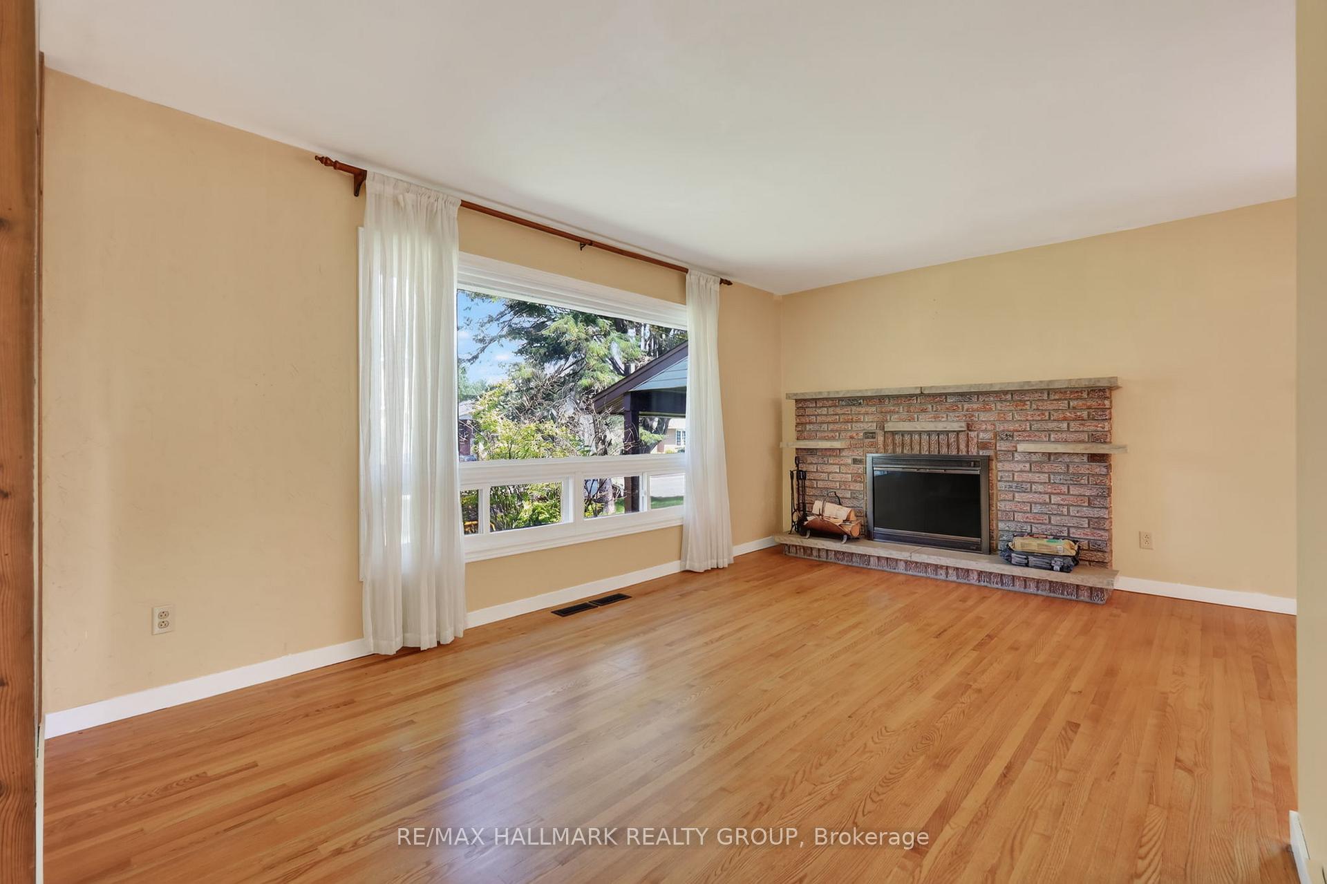 Photo 7 of 738 Stiles Crescent, Ottawa, Beacon Hill North — HOMEH