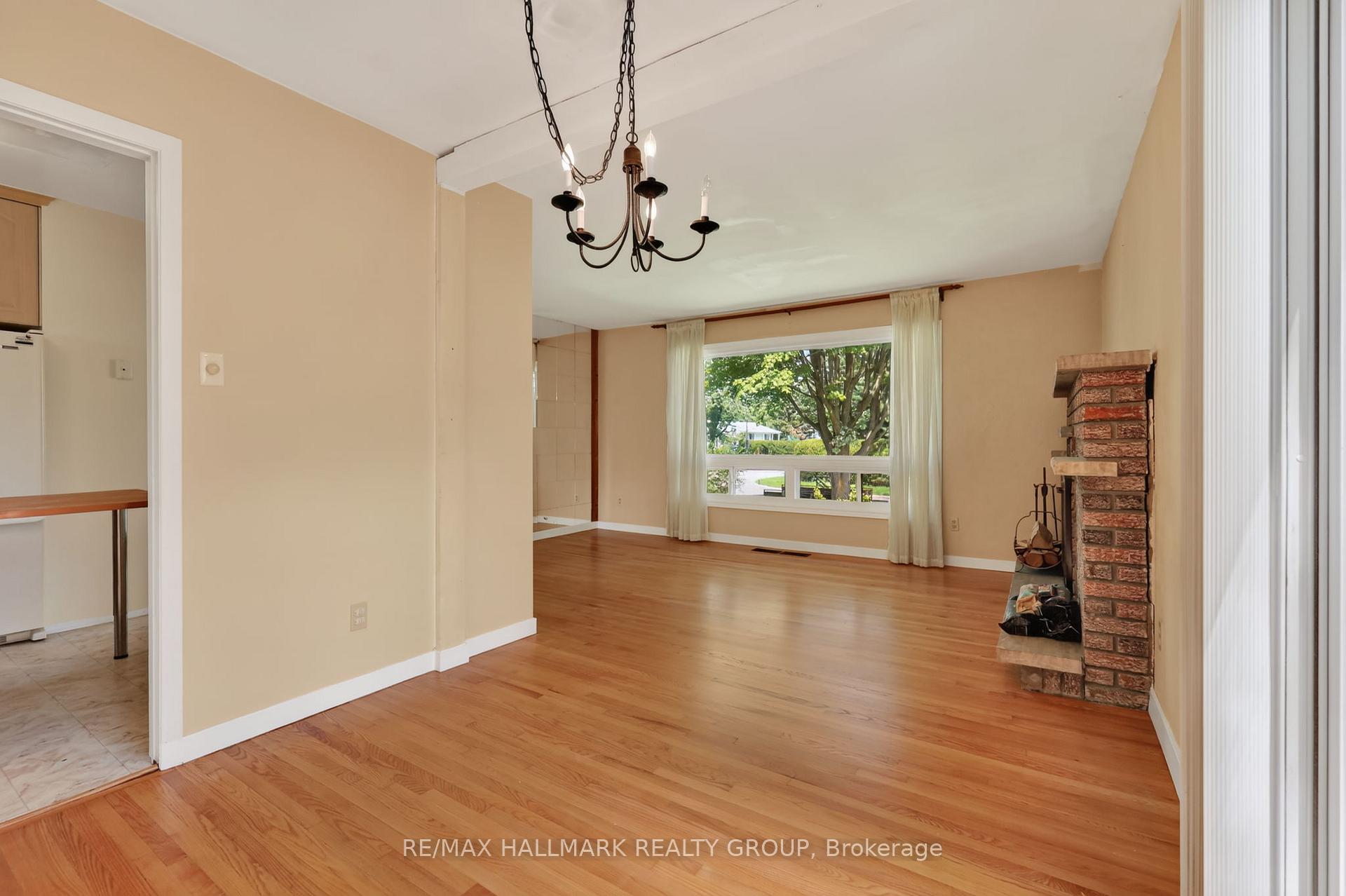 Photo 13 of 738 Stiles Crescent, Ottawa, Beacon Hill North — HOMEH