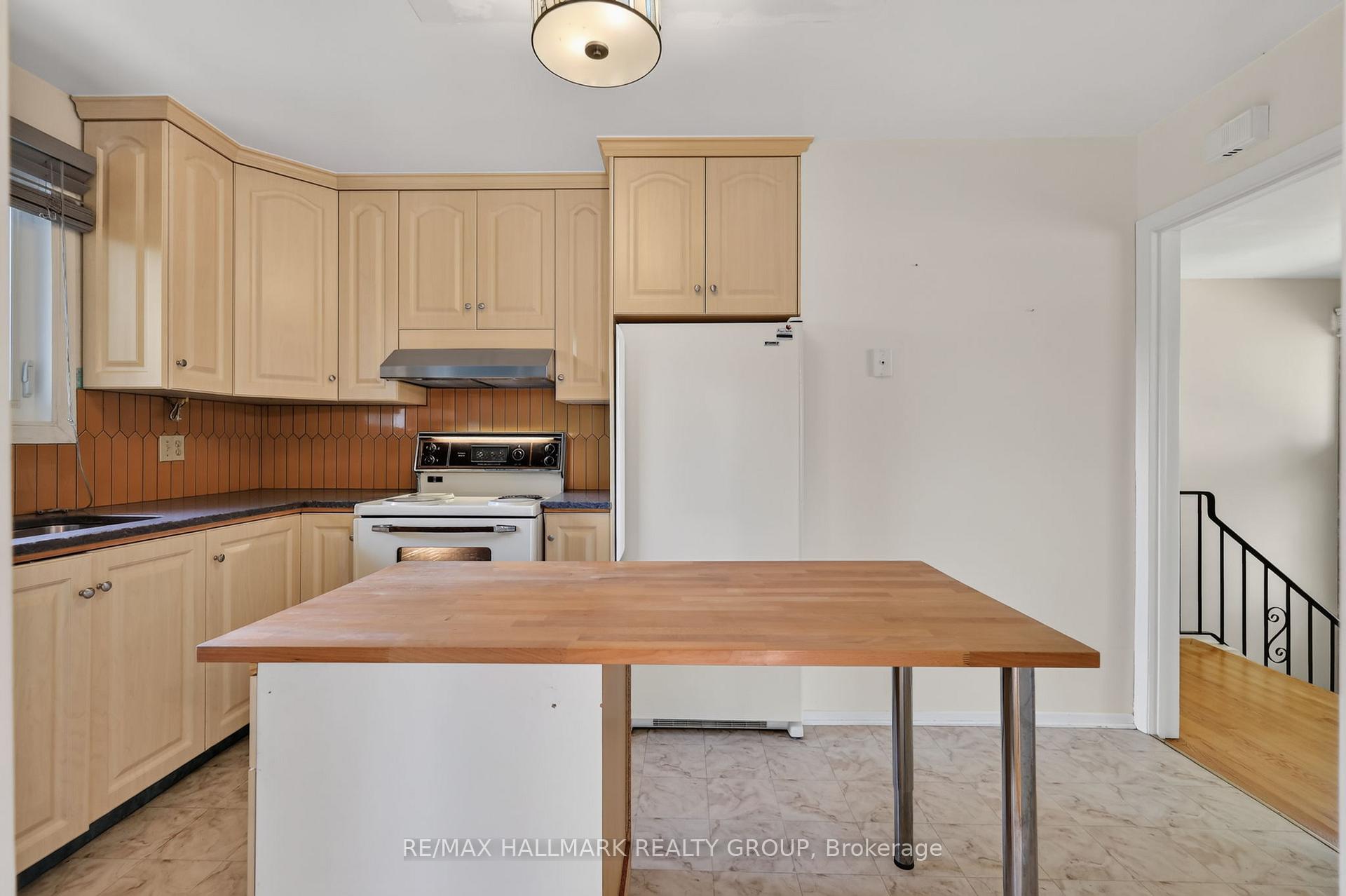 Photo 14 of 738 Stiles Crescent, Ottawa, Beacon Hill North — HOMEH