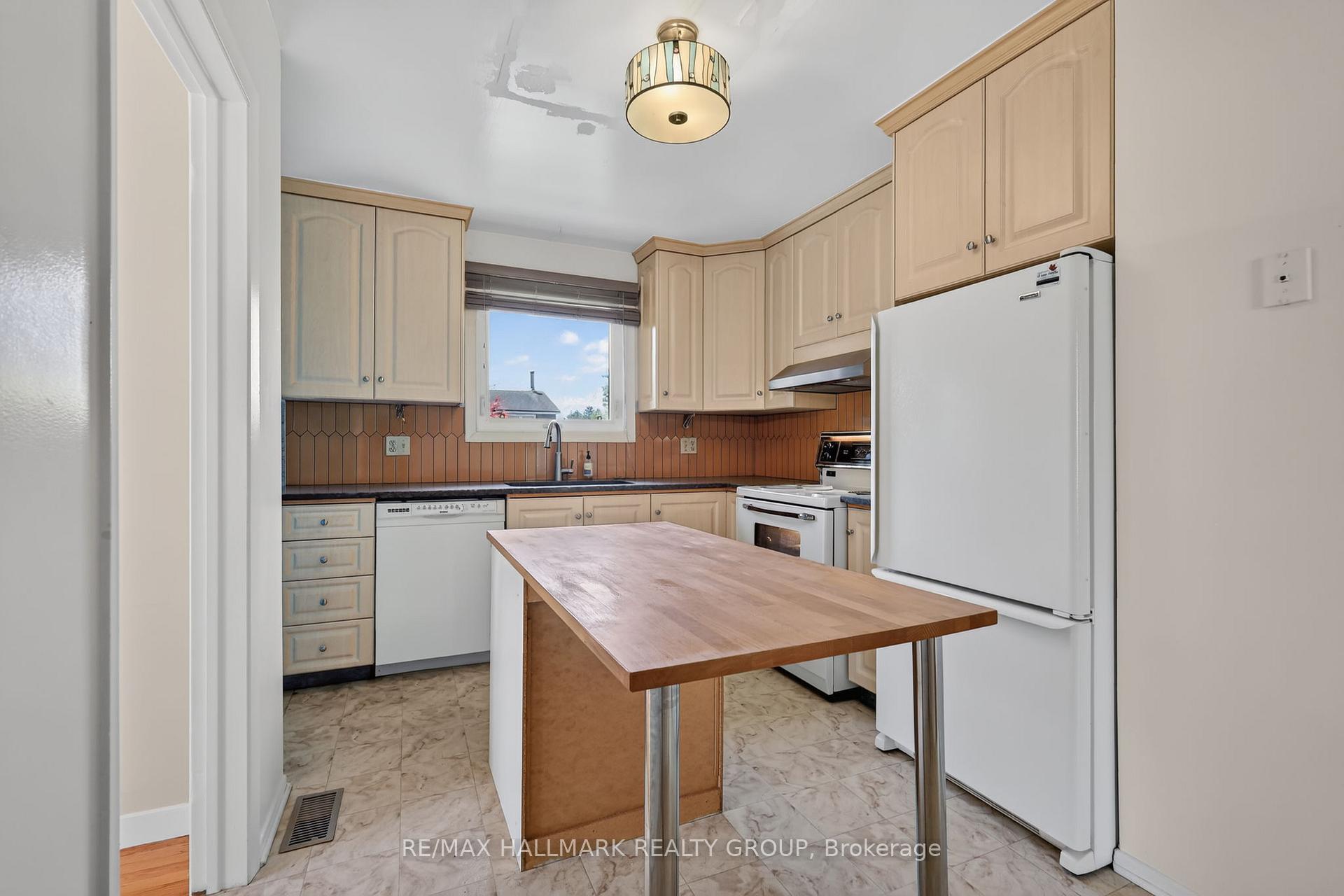 Photo 15 of 738 Stiles Crescent, Ottawa, Beacon Hill North — HOMEH