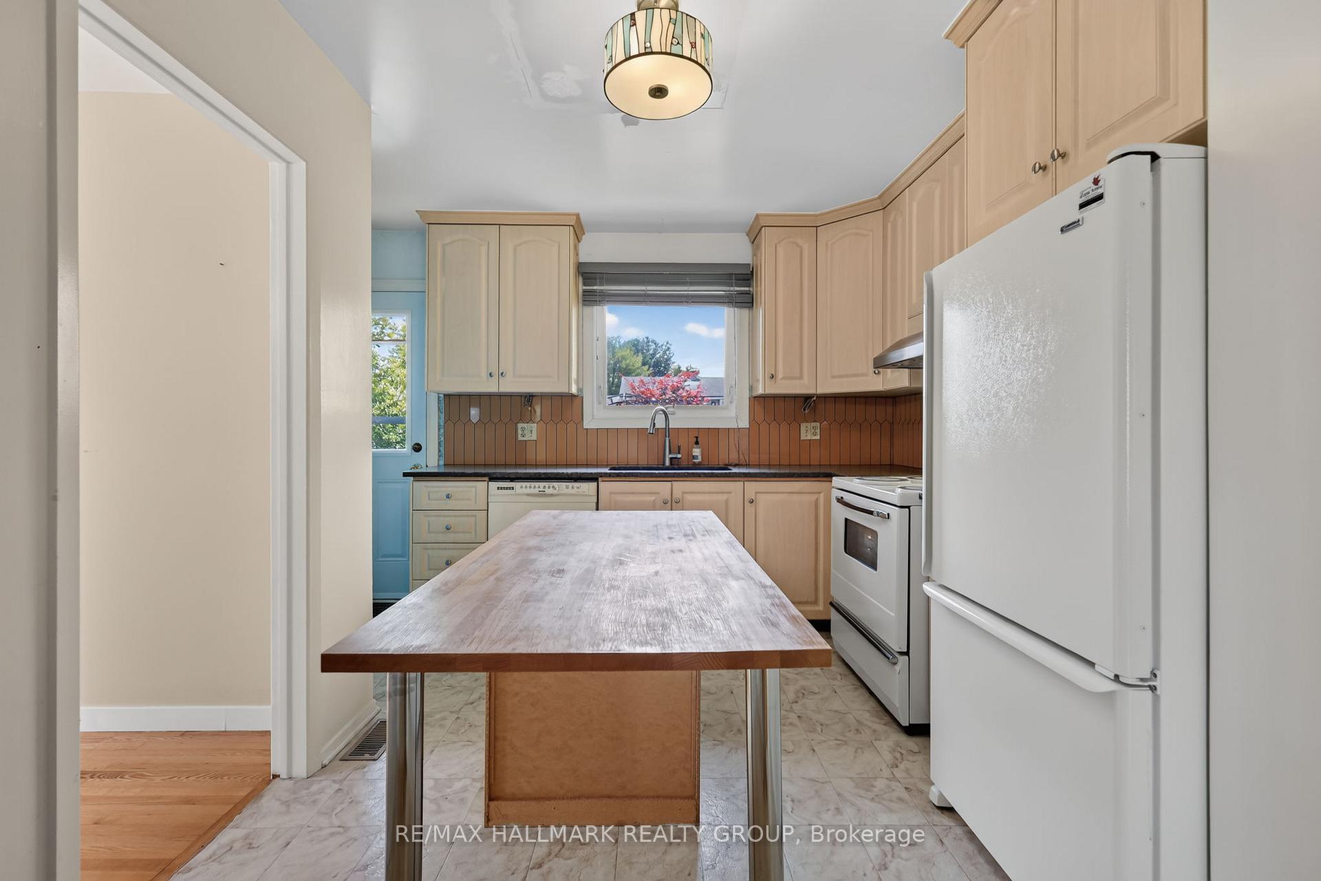 Photo 16 of 738 Stiles Crescent, Ottawa, Beacon Hill North — HOMEH