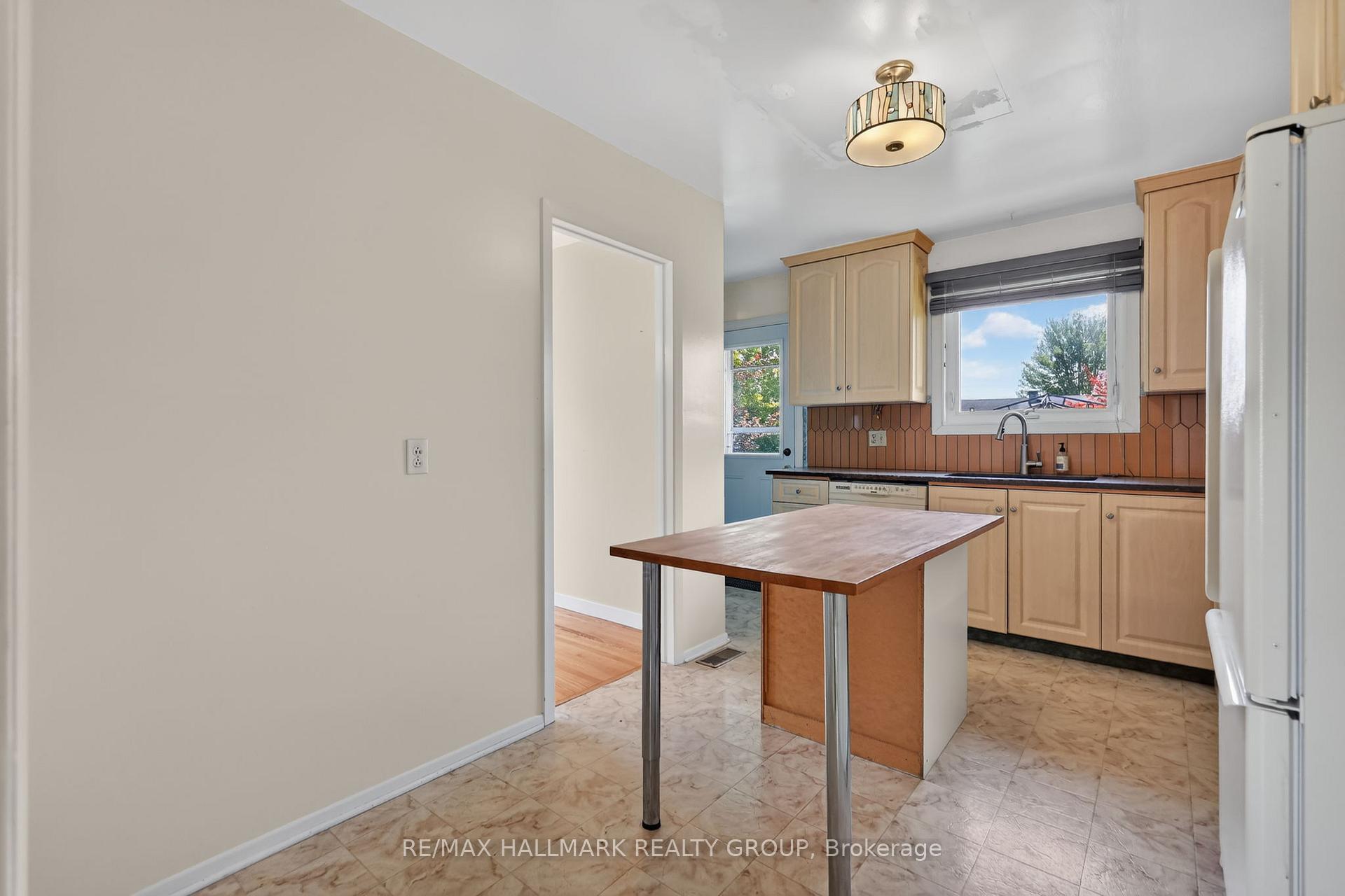 Photo 17 of 738 Stiles Crescent, Ottawa, Beacon Hill North — HOMEH