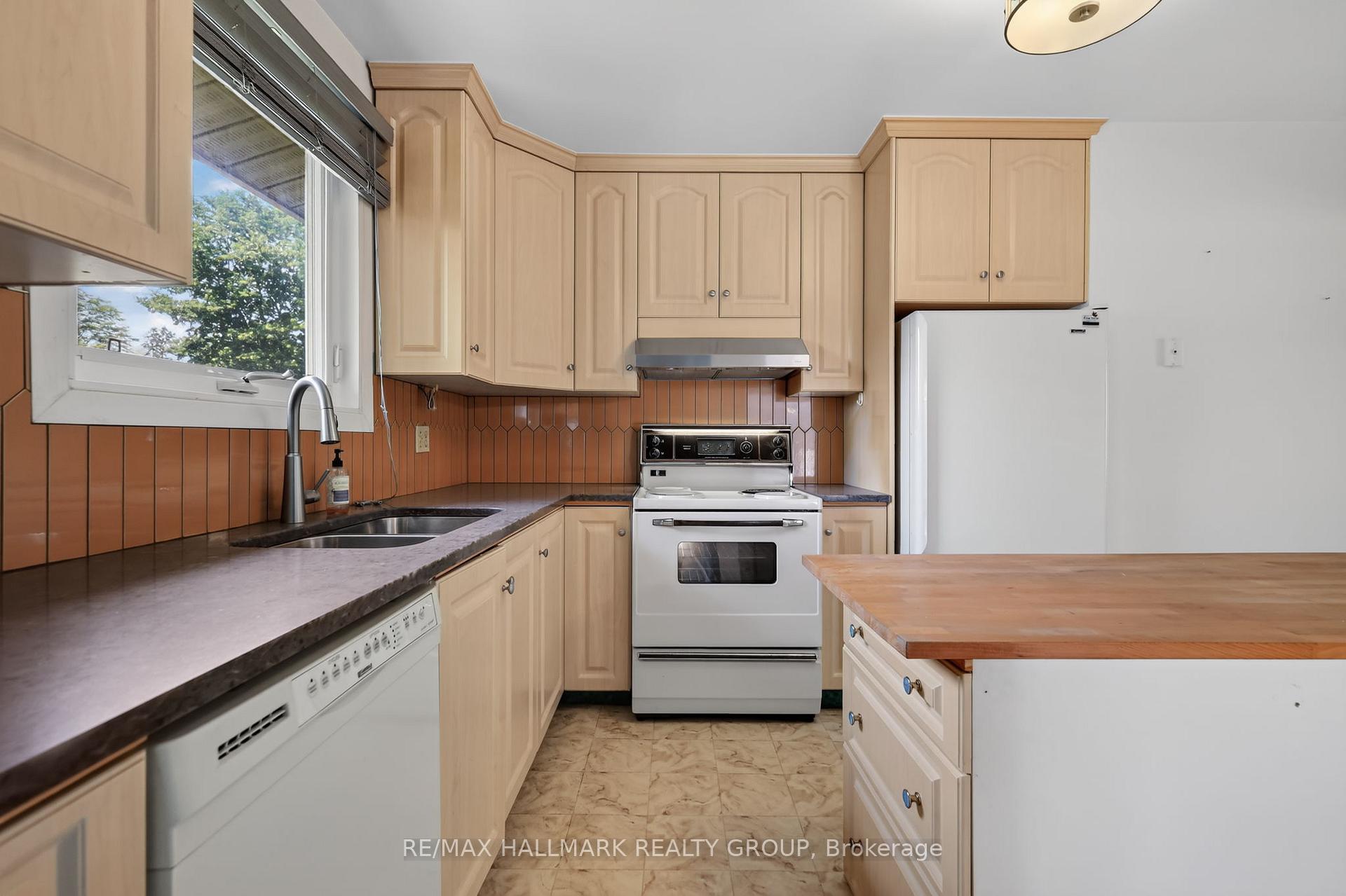 Photo 18 of 738 Stiles Crescent, Ottawa, Beacon Hill North — HOMEH