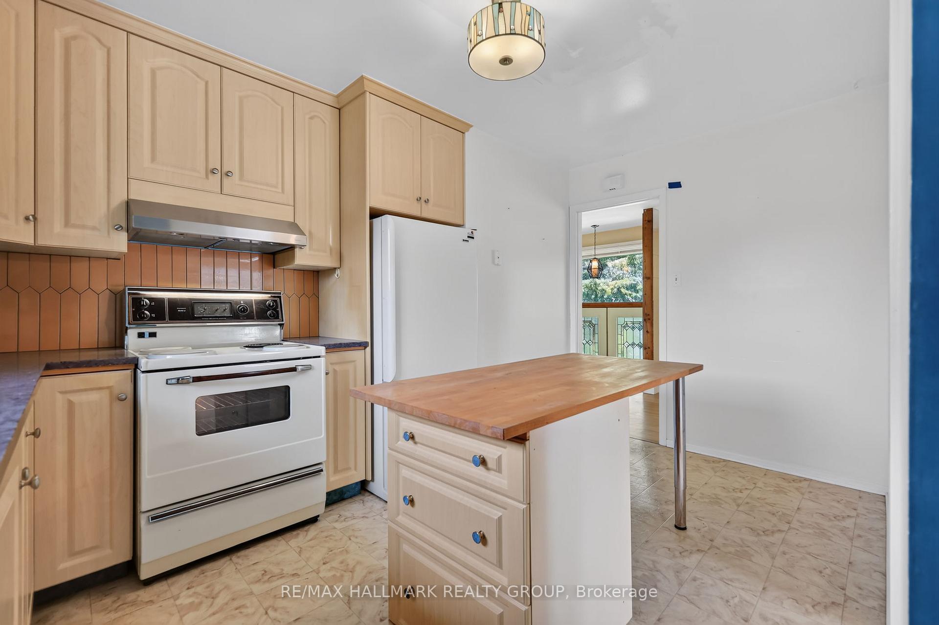 Photo 19 of 738 Stiles Crescent, Ottawa, Beacon Hill North — HOMEH