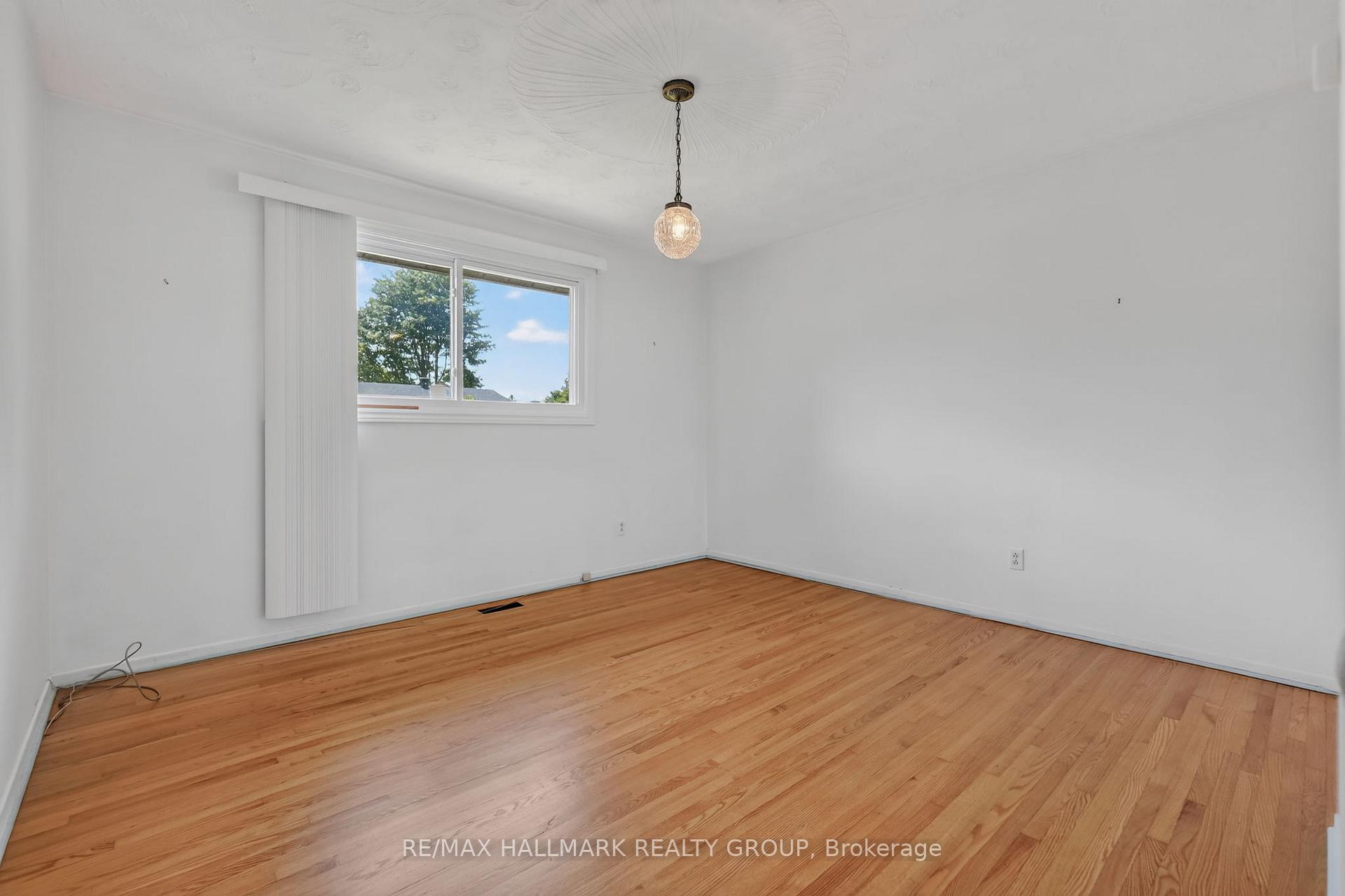 Photo 23 of 738 Stiles Crescent, Ottawa, Beacon Hill North — HOMEH