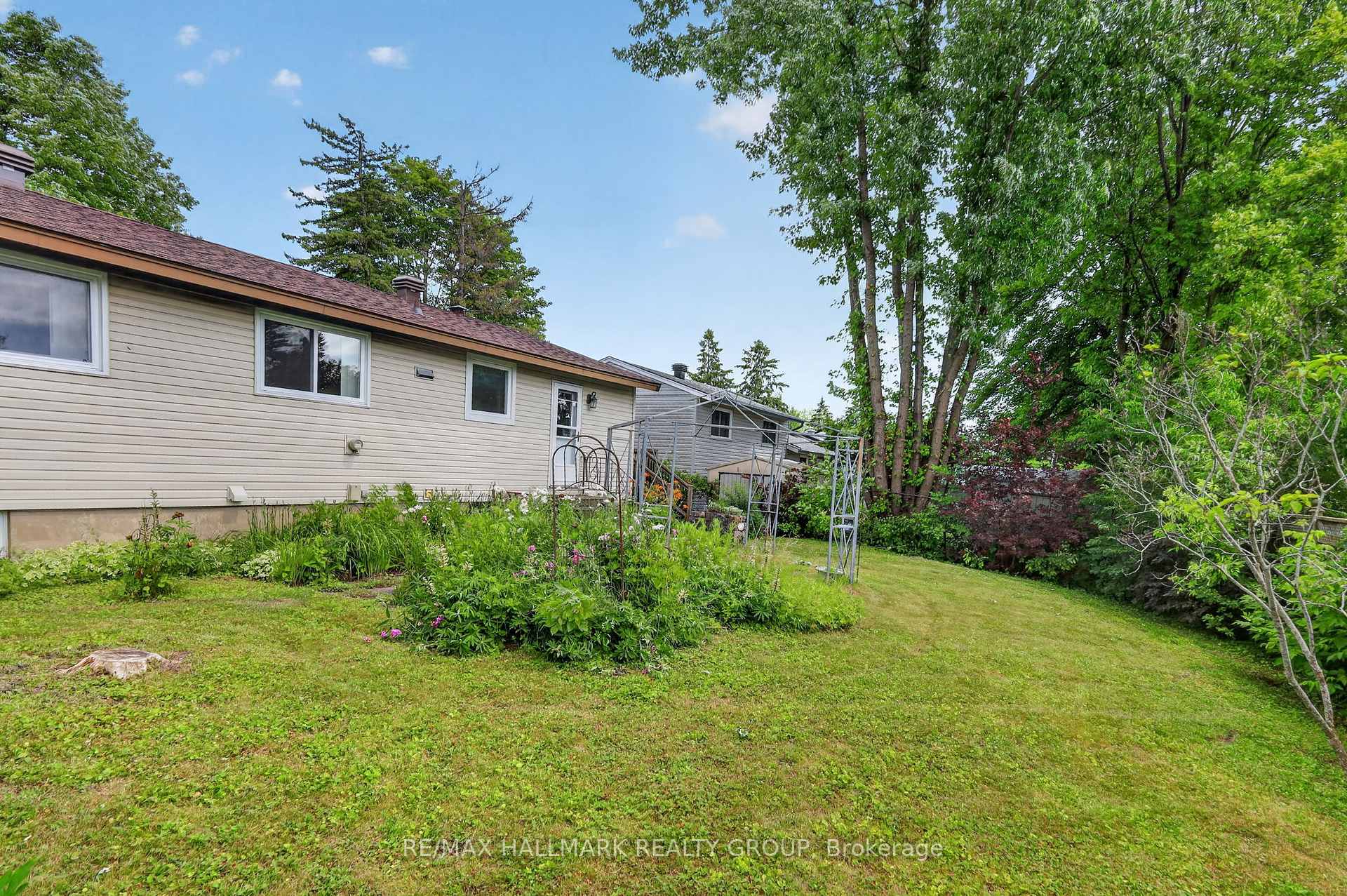 Photo 45 of 738 Stiles Crescent, Ottawa, Beacon Hill North — HOMEH