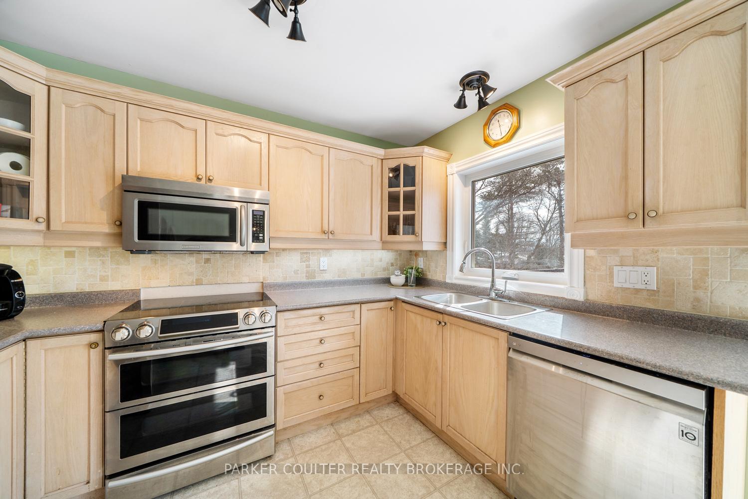 Photo 13 of 24 Parr Boulevard, Springwater, Rural Springwater — HOMEH