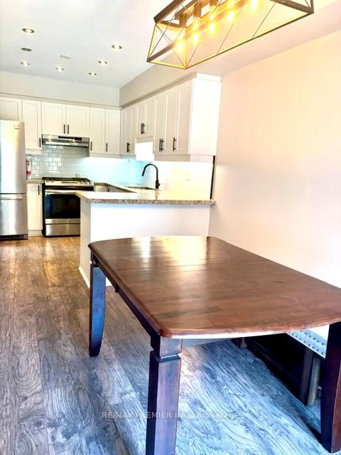 Photo 5 of 35 Foxchase Avenue E, Vaughan, East Woodbridge — HOMEH