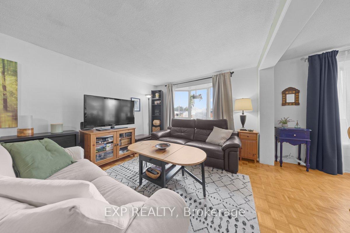 Photo 5 of 396 Hatfield Crescent, Ottawa, Bilberry Creek/Queenswood Heights — HOMEH