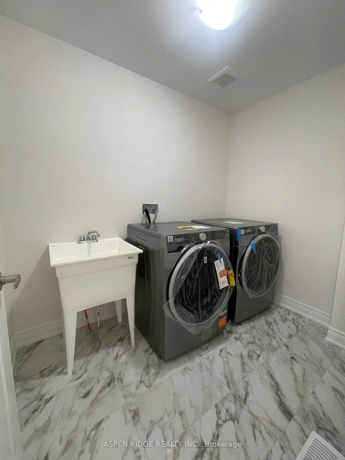Photo 6 of 537 Vine Cliff Boulevard, Markham, Rural Markham — HOMEH