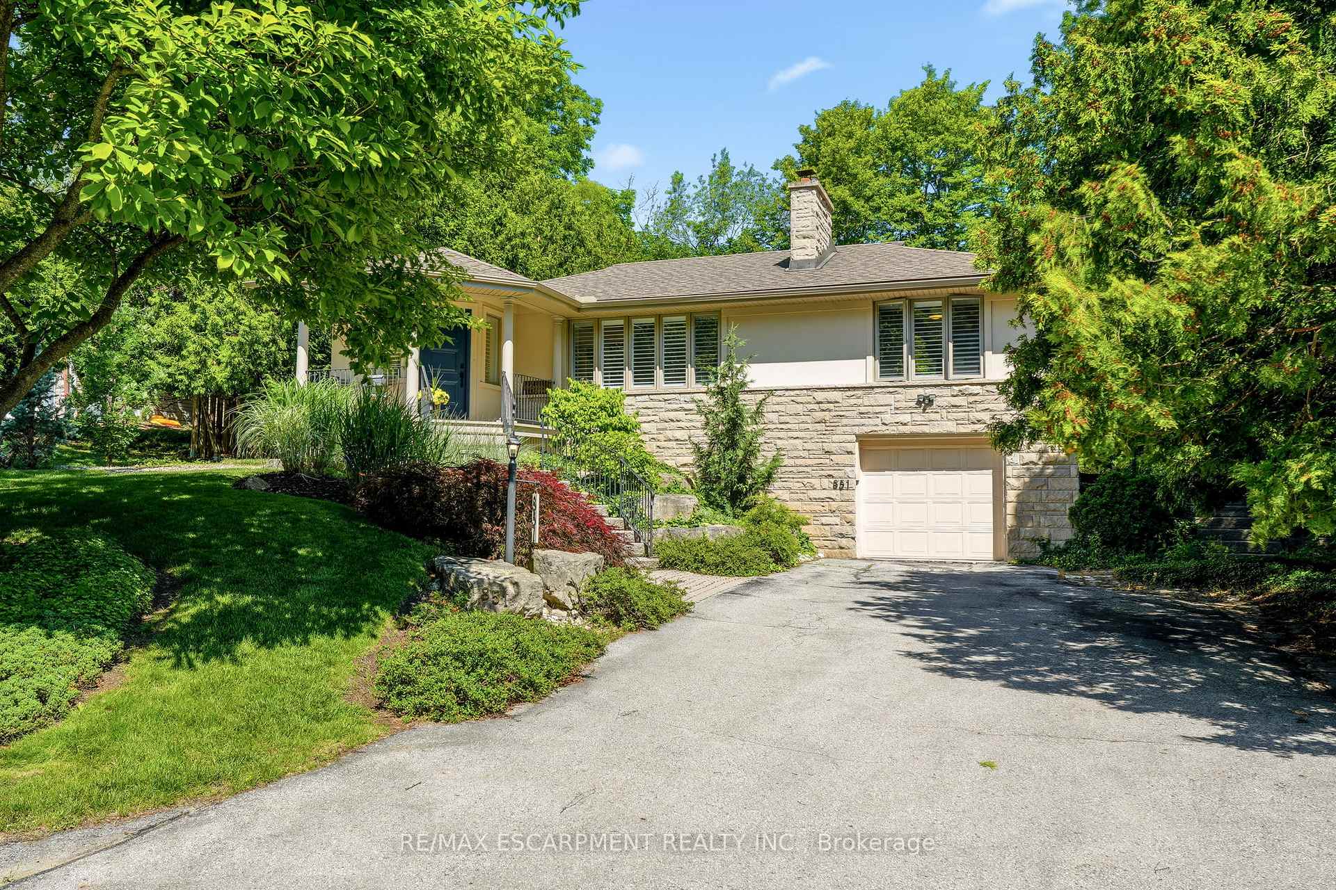 Photo 2 of 851 Mewburn Road, Hamilton, Ancaster — HOMEH