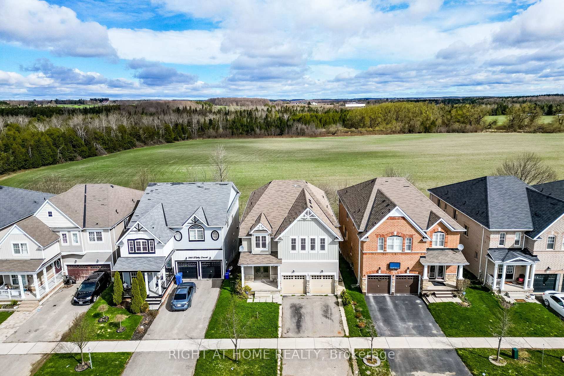 Photo 2 of 940 O'reilly Crescent, Shelburne — HOMEH