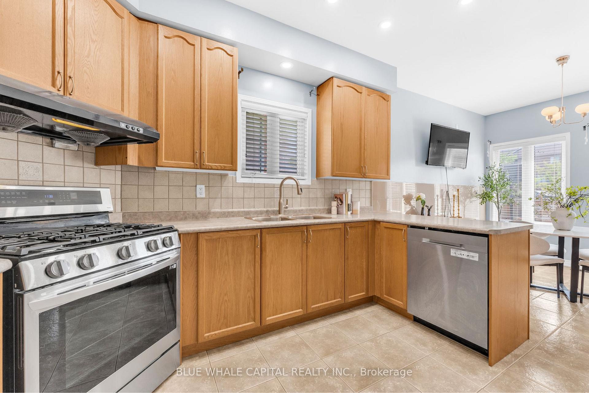 Photo 10 of 35 Rainbow Valley Crescent, Markham, Greensborough — HOMEH