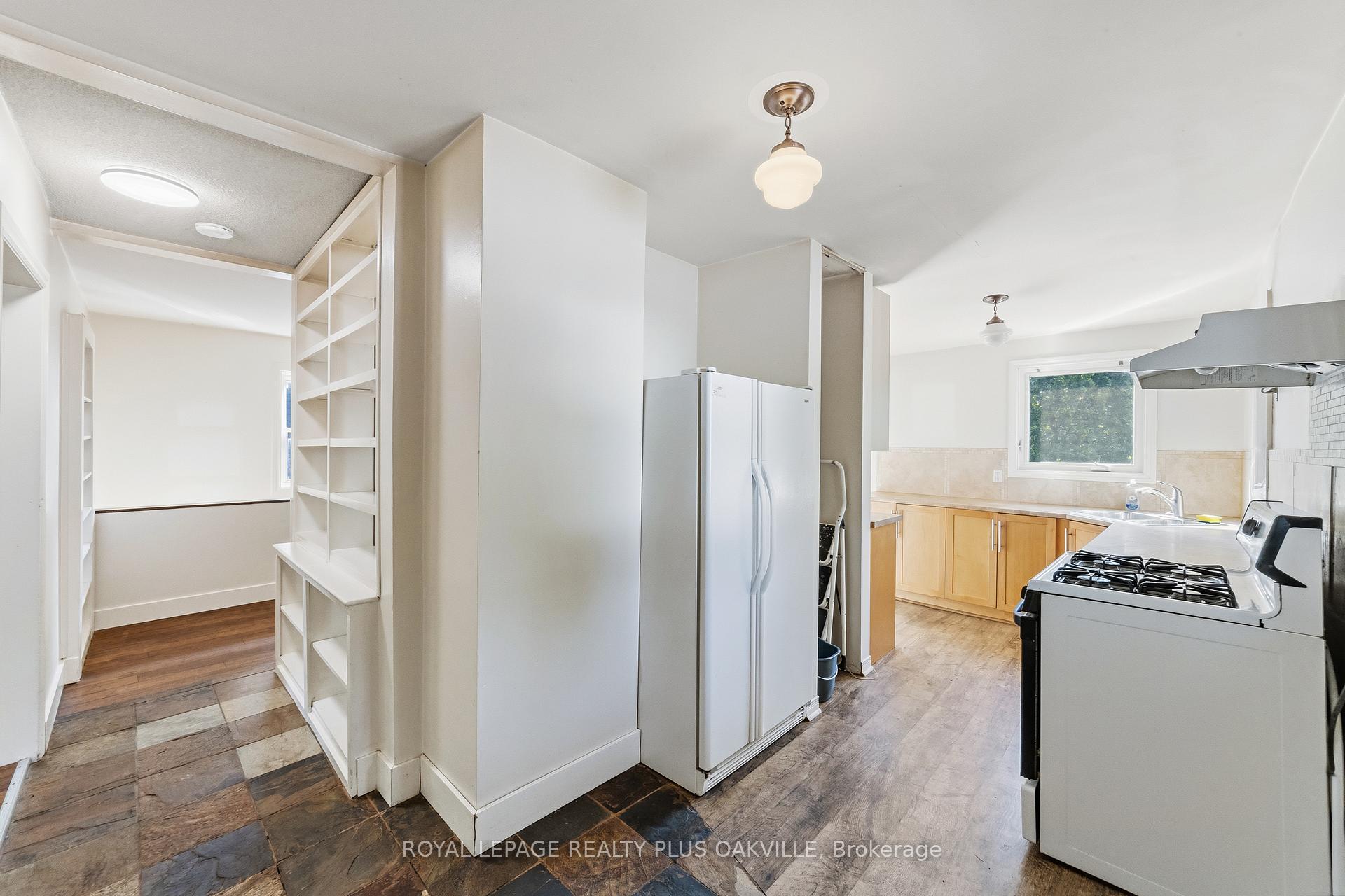 Photo 11 of 47 Stewart Street, Oakville, Central — HOMEH