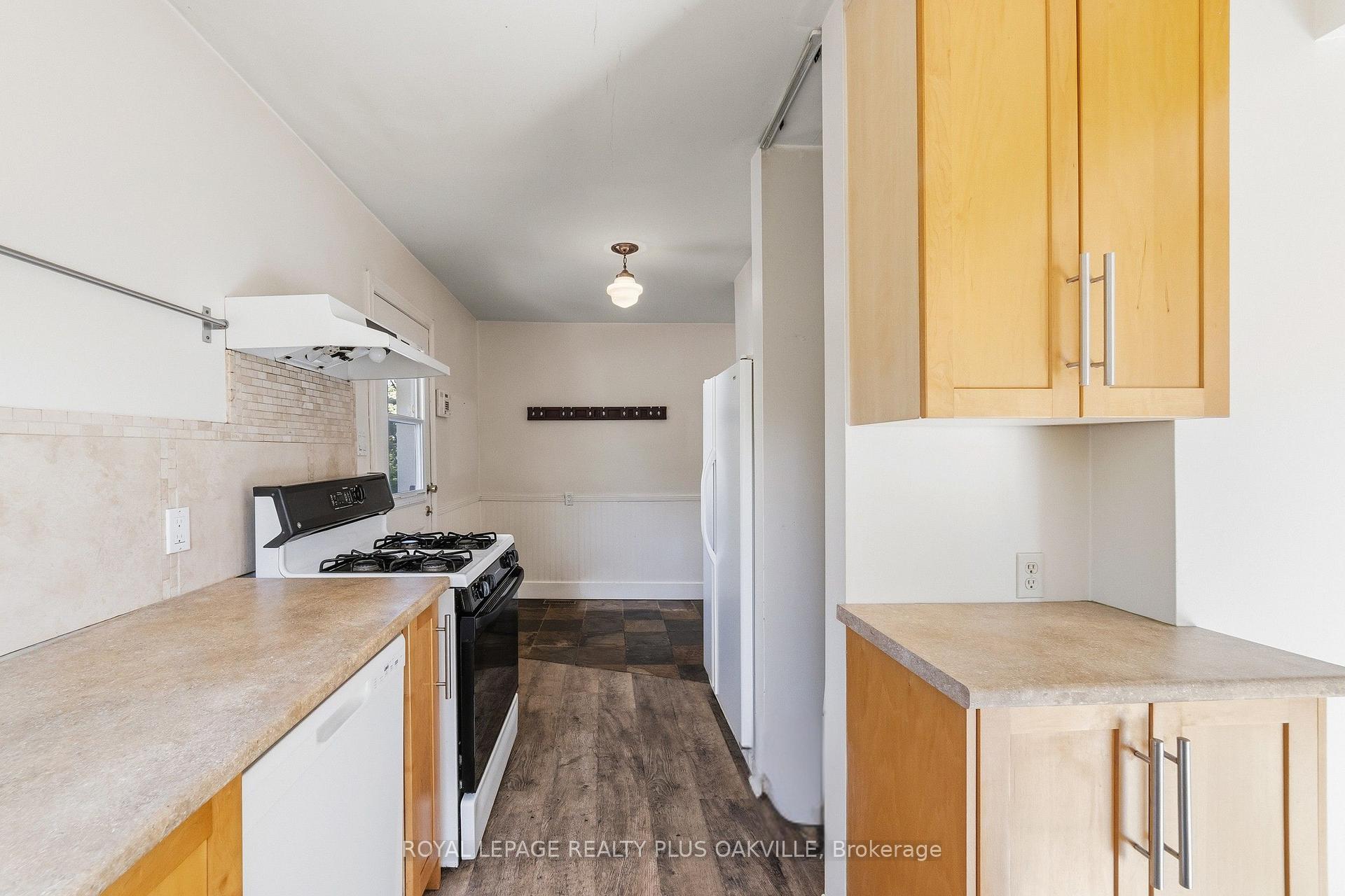 Photo 13 of 47 Stewart Street, Oakville, Central — HOMEH