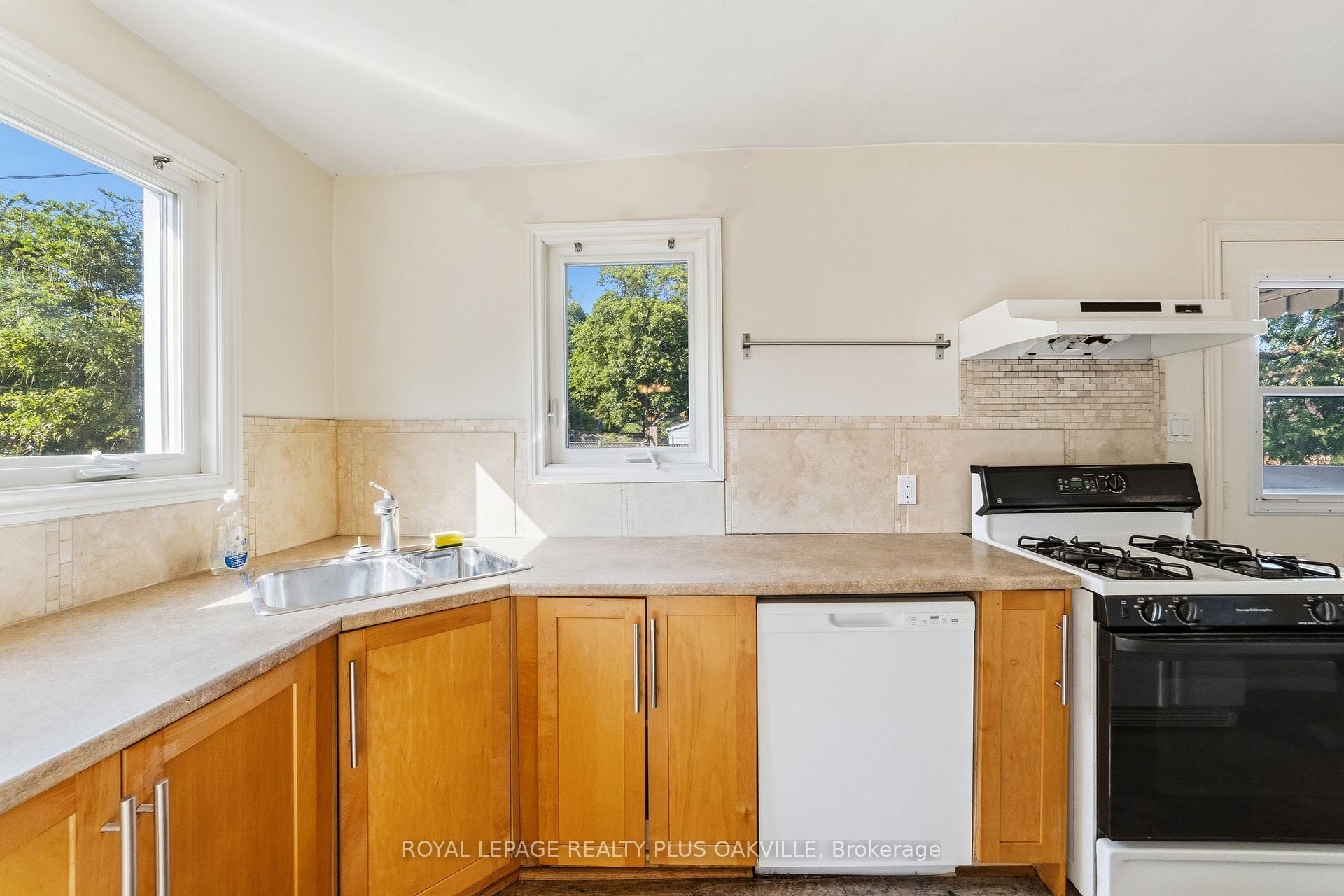 Photo 14 of 47 Stewart Street, Oakville, Central — HOMEH