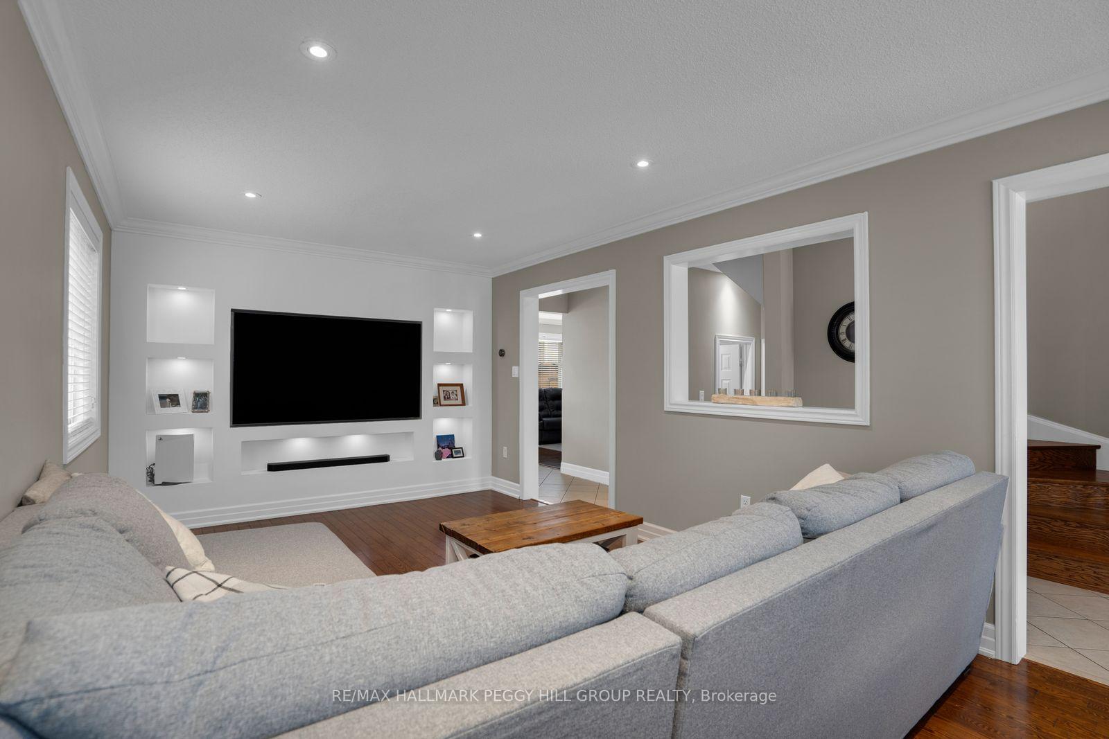 Photo 3 of 7 Bentley Crescent, Barrie, 400 West — HOMEH