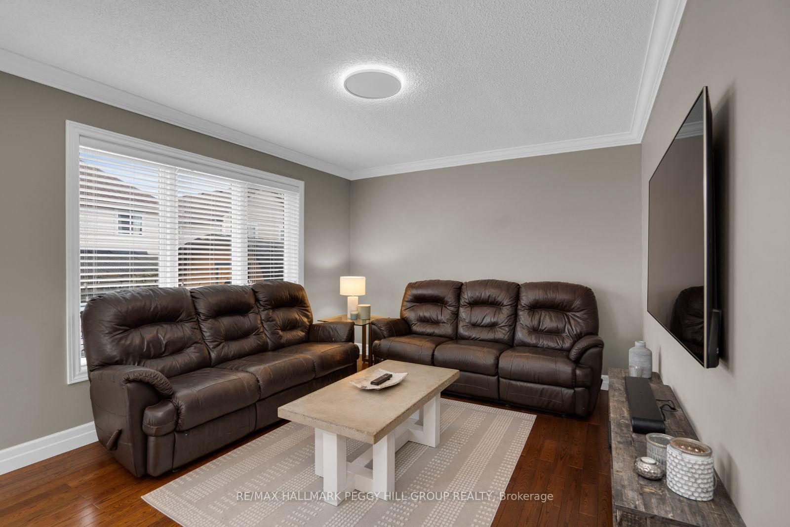 Photo 4 of 7 Bentley Crescent, Barrie, 400 West — HOMEH