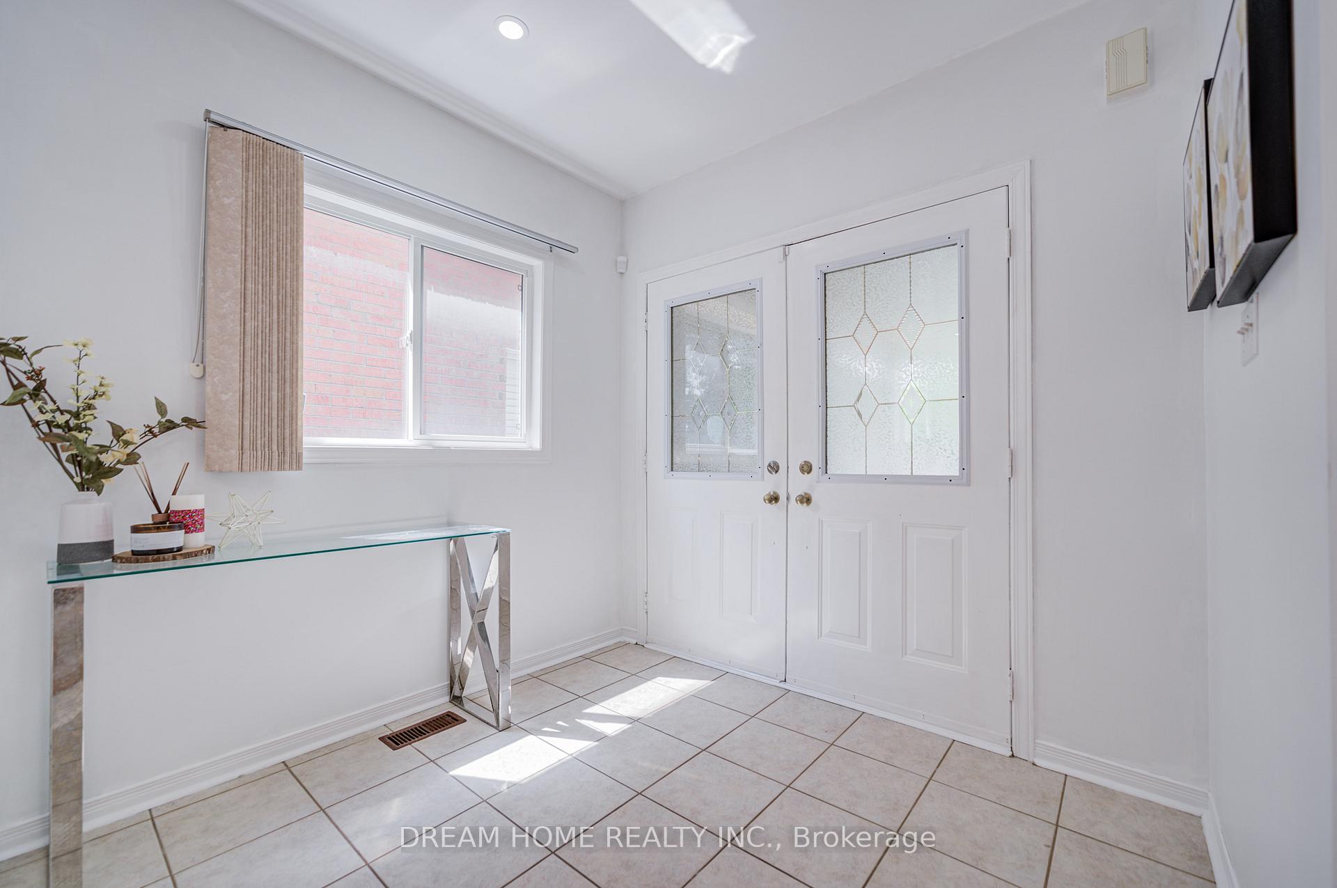 Photo 3 of 91 Briar Path Lane, Markham, Berczy — HOMEH