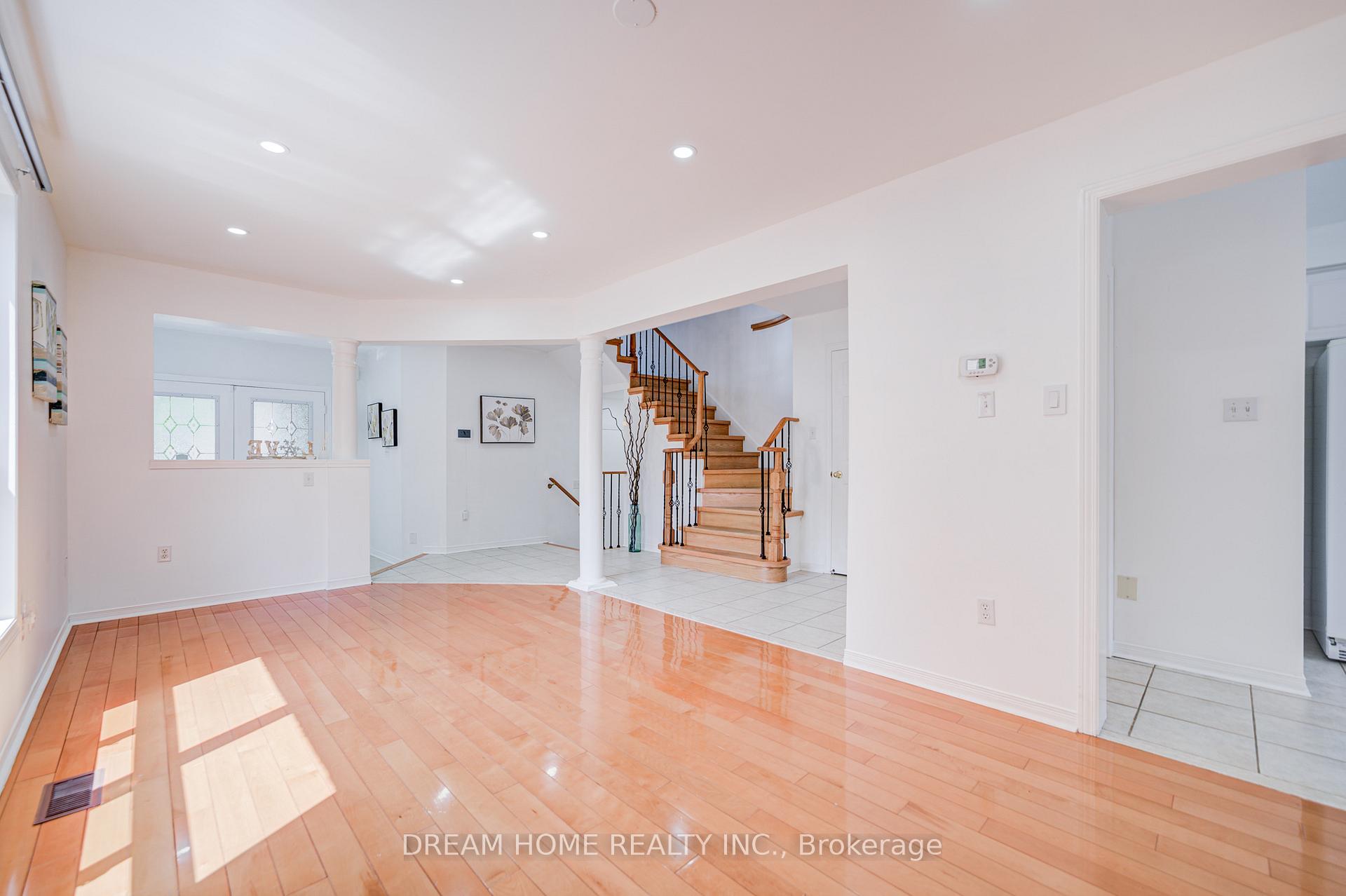 Photo 4 of 91 Briar Path Lane, Markham, Berczy — HOMEH