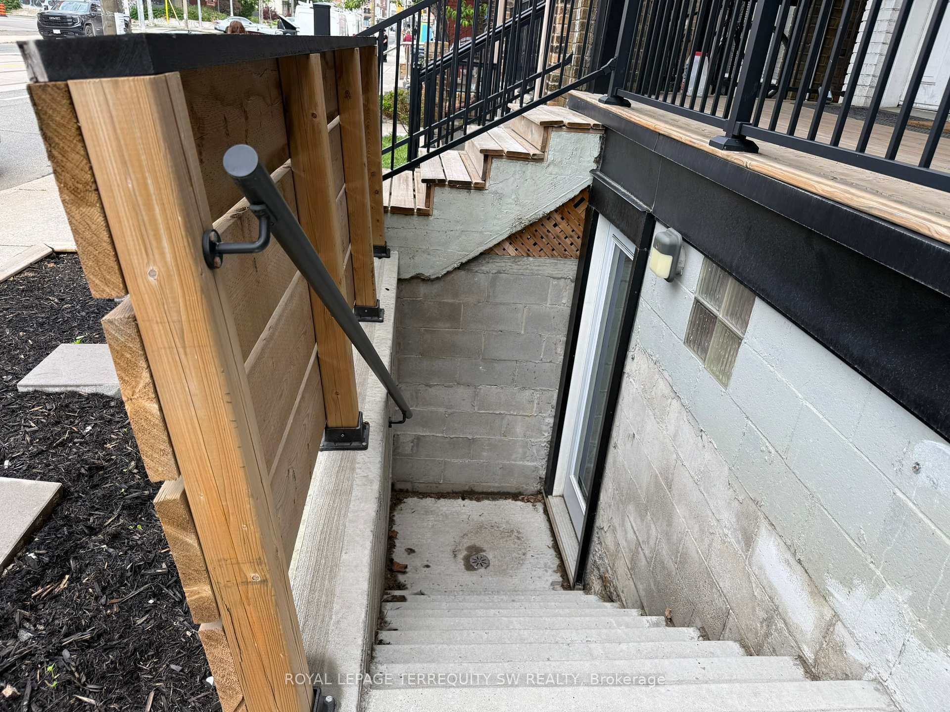 Photo 3 of Unit Unit 1 Lower, 2134 Dundas Street W, Toronto, Roncesvalles — HOMEH