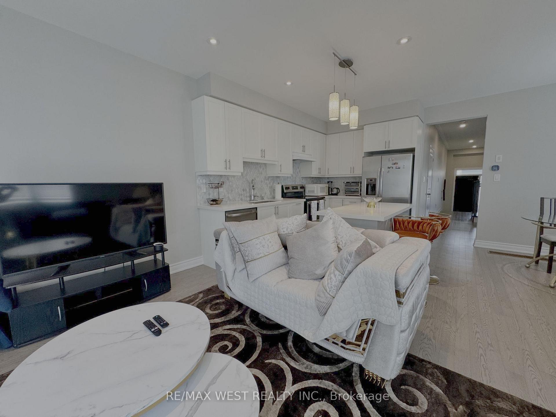 Photo 2 of 6 Larkin Lane, Clarington, Bowmanville — HOMEH