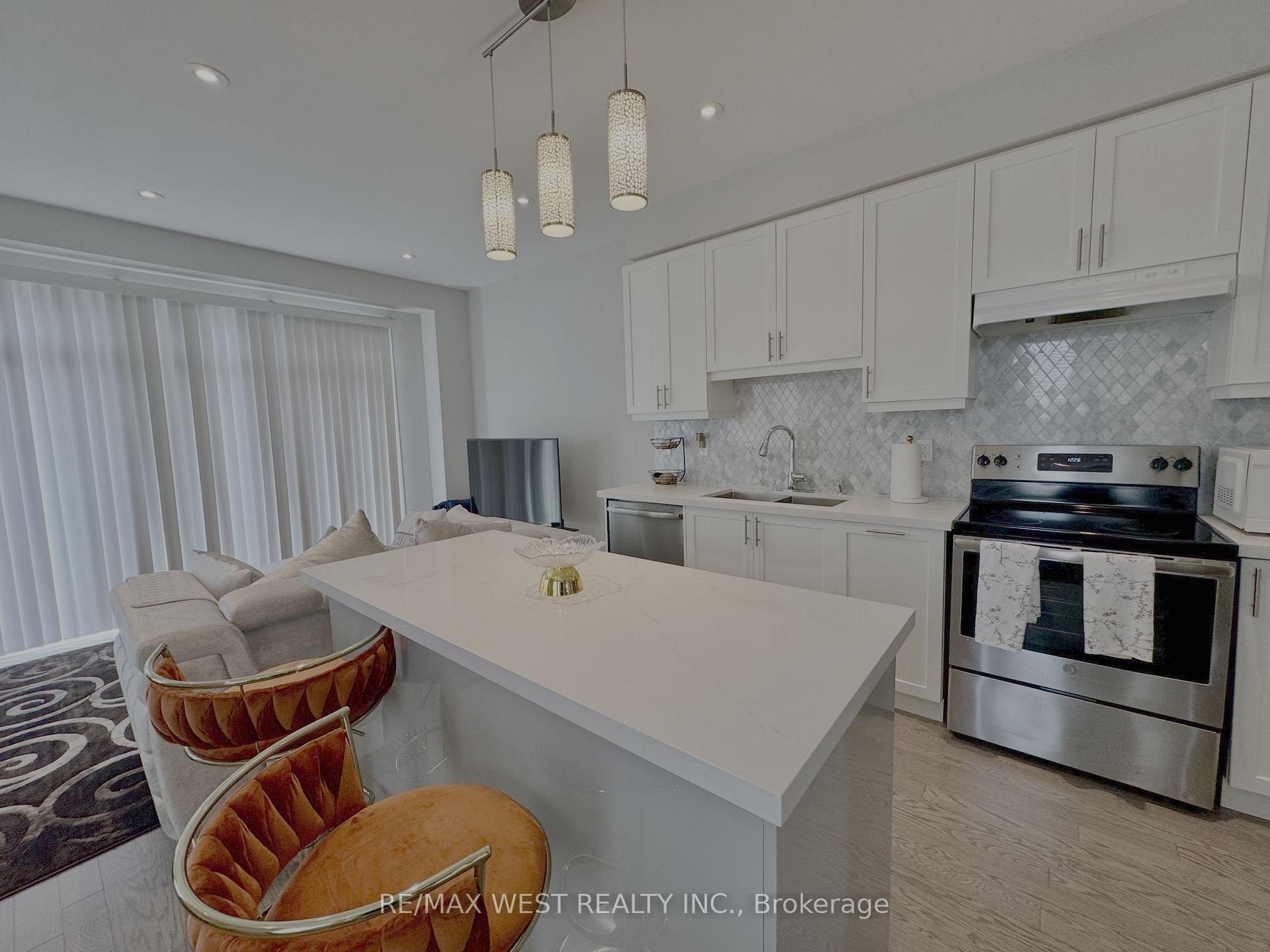 Photo 3 of 6 Larkin Lane, Clarington, Bowmanville — HOMEH