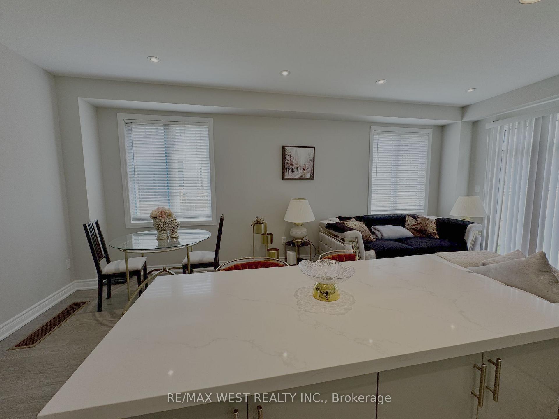 Photo 4 of 6 Larkin Lane, Clarington, Bowmanville — HOMEH