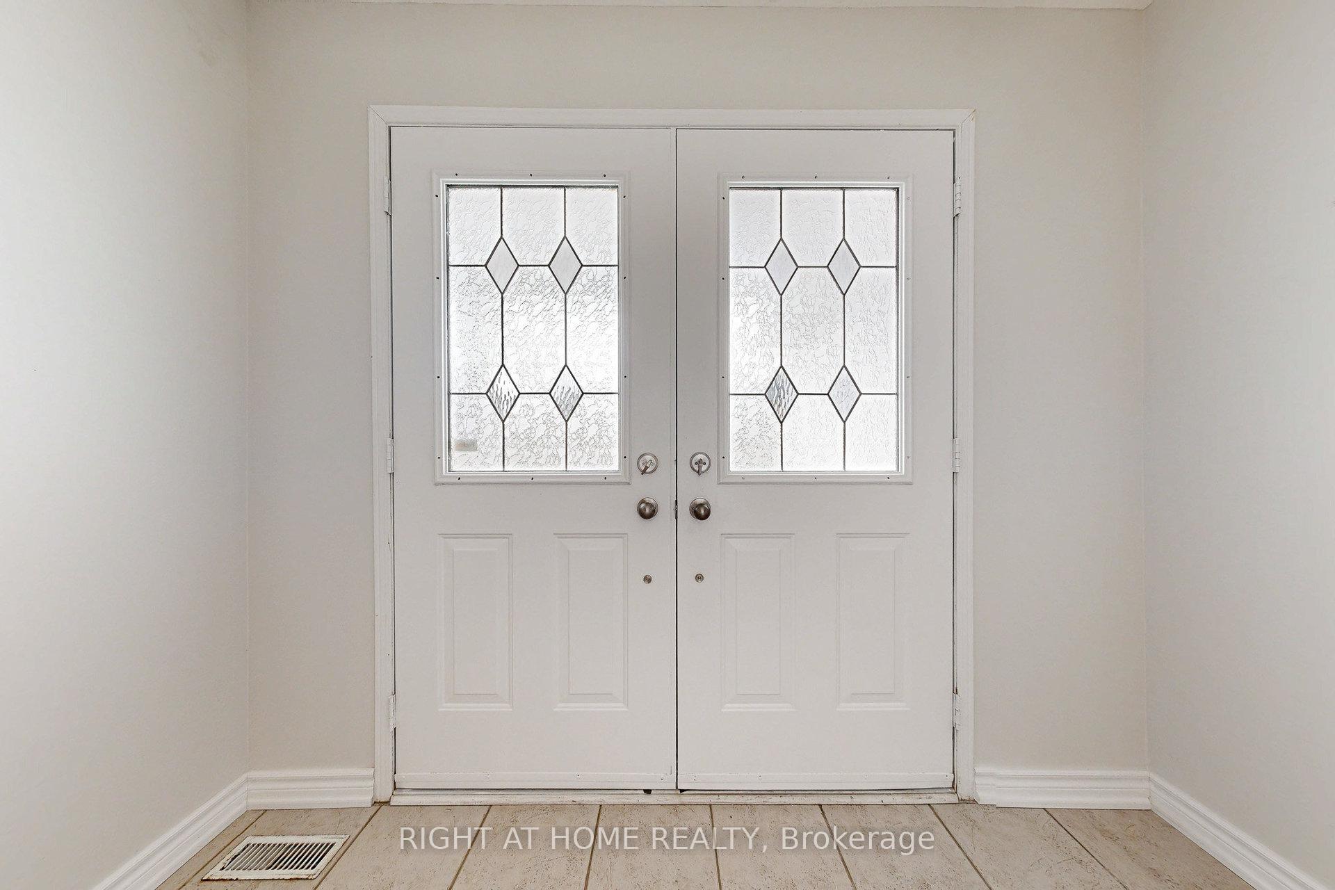 Photo 3 of 10 Pascoe Drive, Markham, Cornell — HOMEH