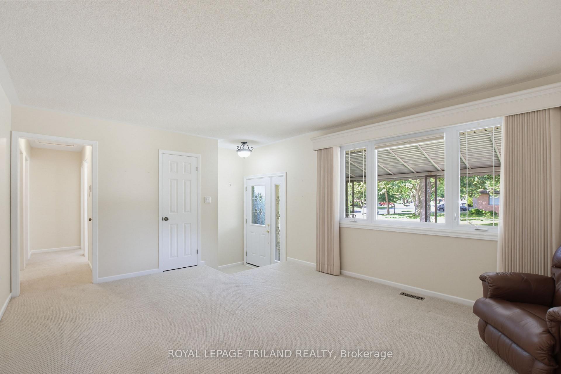 Photo 3 of 115 Champlain Crescent, London, East I — HOMEH