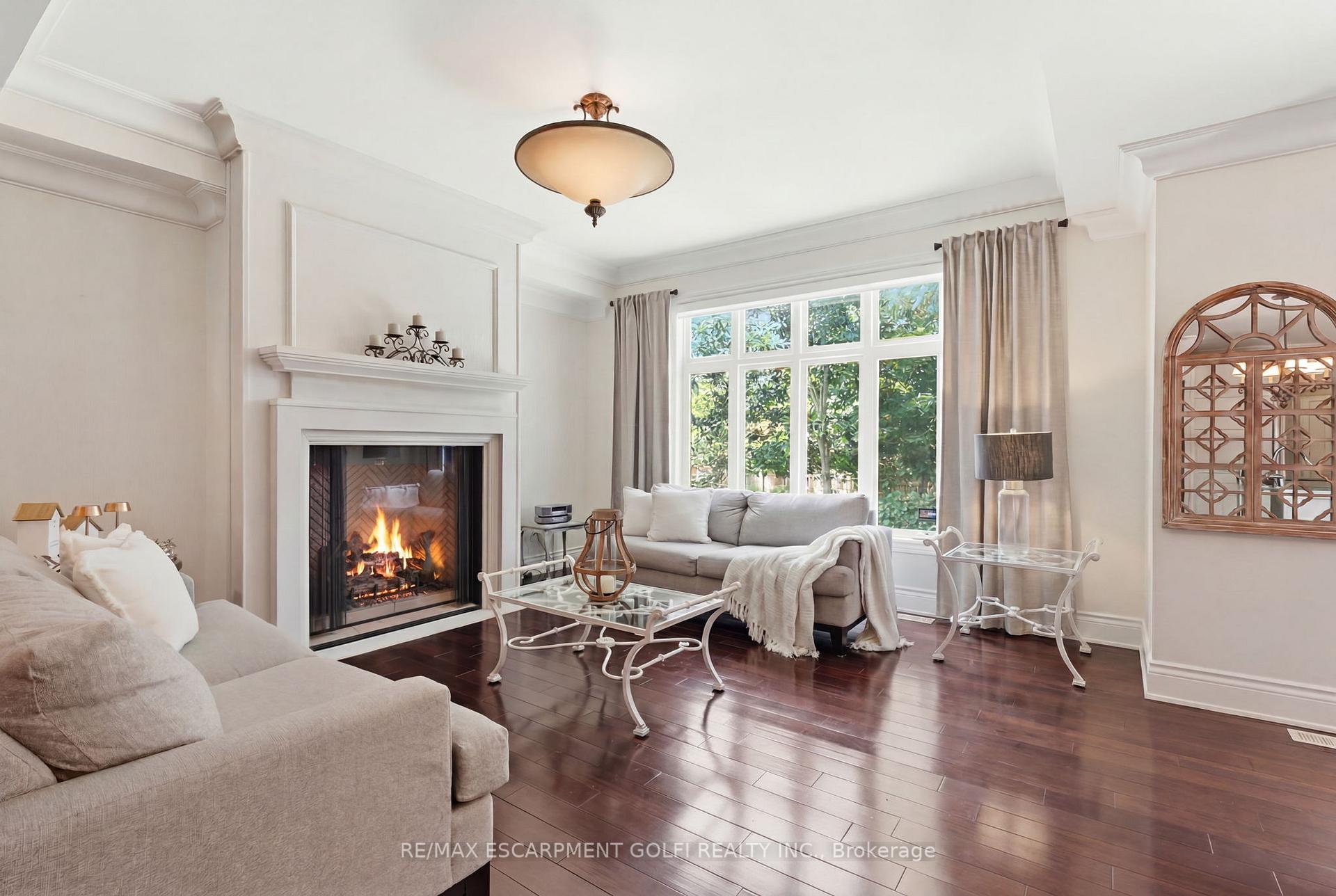 Photo 2 of 586 Maple Avenue, Burlington, Brant — HOMEH