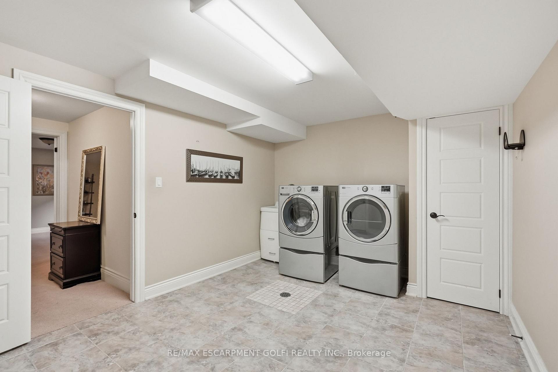Photo 16 of 586 Maple Avenue, Burlington, Brant — HOMEH