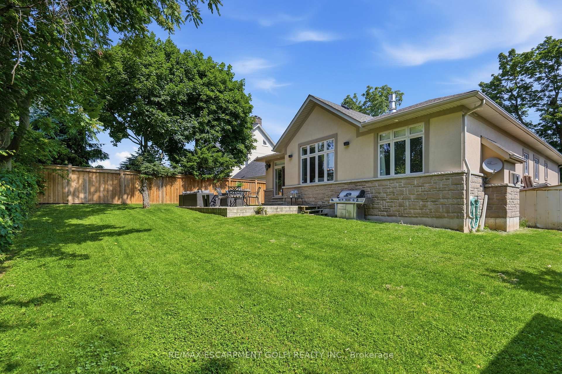 Photo 18 of 586 Maple Avenue, Burlington, Brant — HOMEH