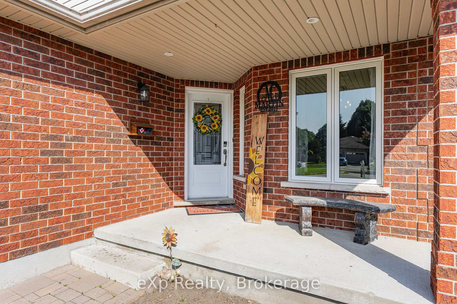 Photo 4 of 27 Parker Place, Guelph, Victoria North — HOMEH