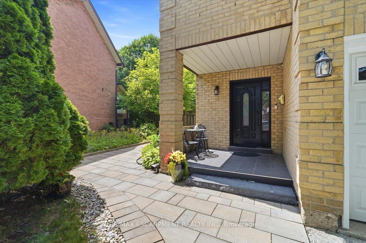 Photo 2 of 140 Romain Crescent, Oakville, College Park — HOMEH