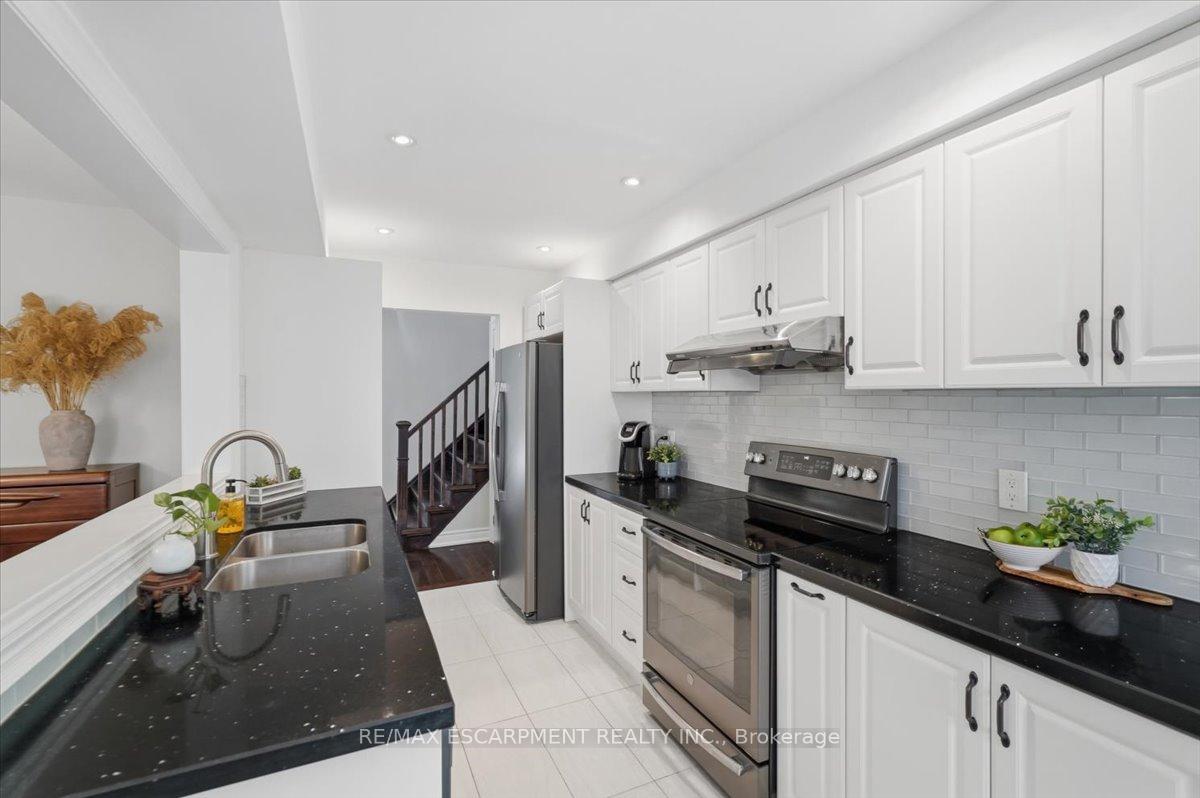 Photo 8 of 140 Romain Crescent, Oakville, College Park — HOMEH