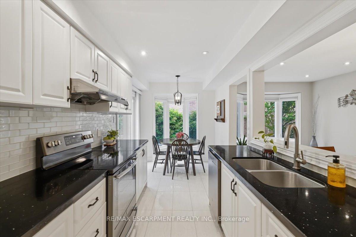 Photo 11 of 140 Romain Crescent, Oakville, College Park — HOMEH