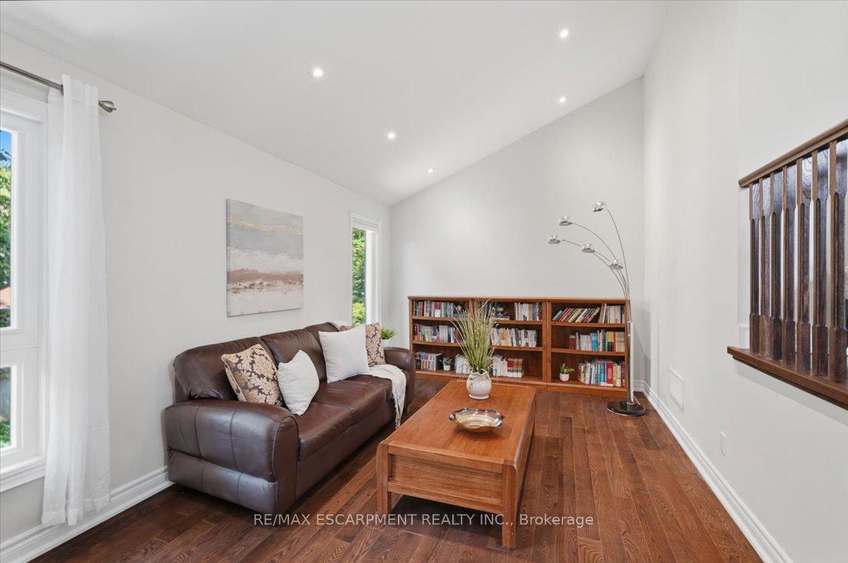 Photo 16 of 140 Romain Crescent, Oakville, College Park — HOMEH