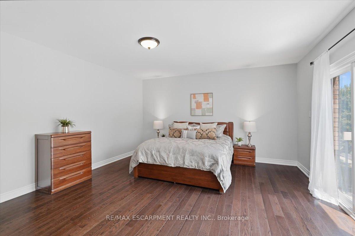Photo 21 of 140 Romain Crescent, Oakville, College Park — HOMEH