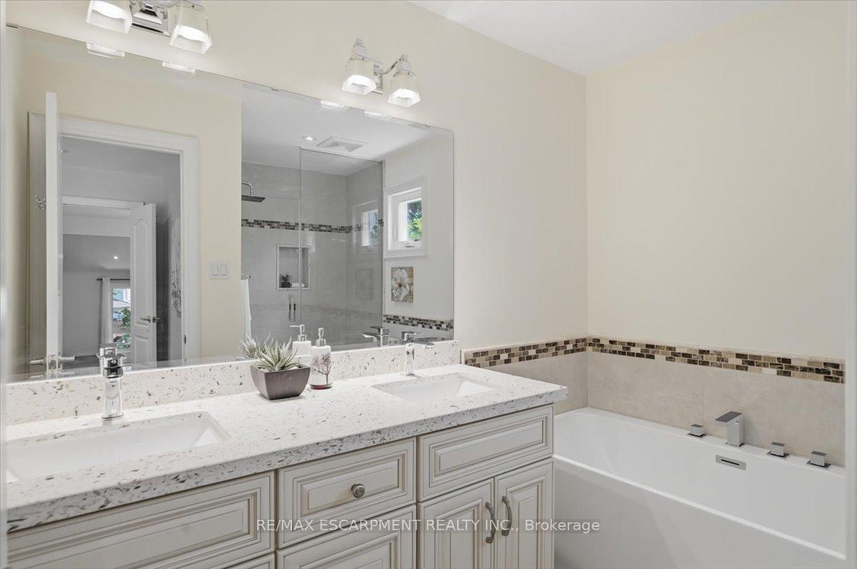 Photo 24 of 140 Romain Crescent, Oakville, College Park — HOMEH