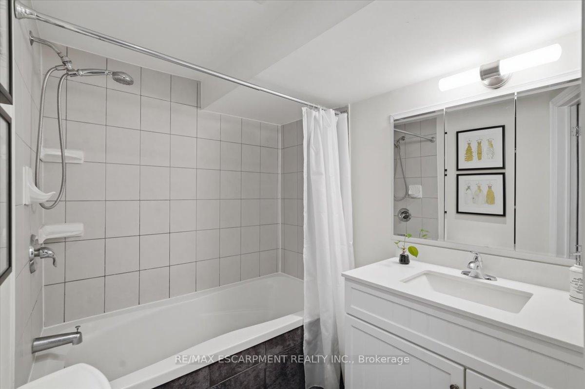 Photo 35 of 140 Romain Crescent, Oakville, College Park — HOMEH