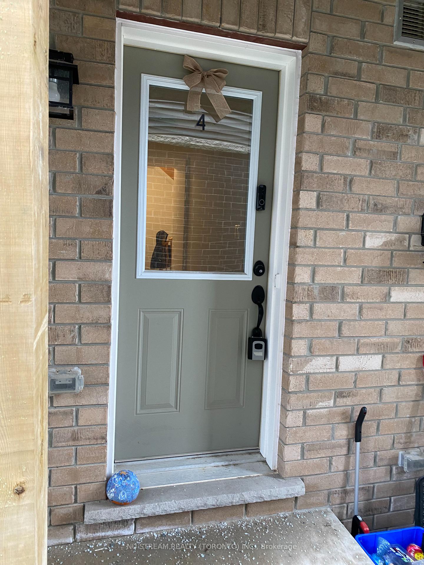 Photo 2 of Unit 4, 9 Hay Lane, Barrie, Rural Barrie Southeast — HOMEH