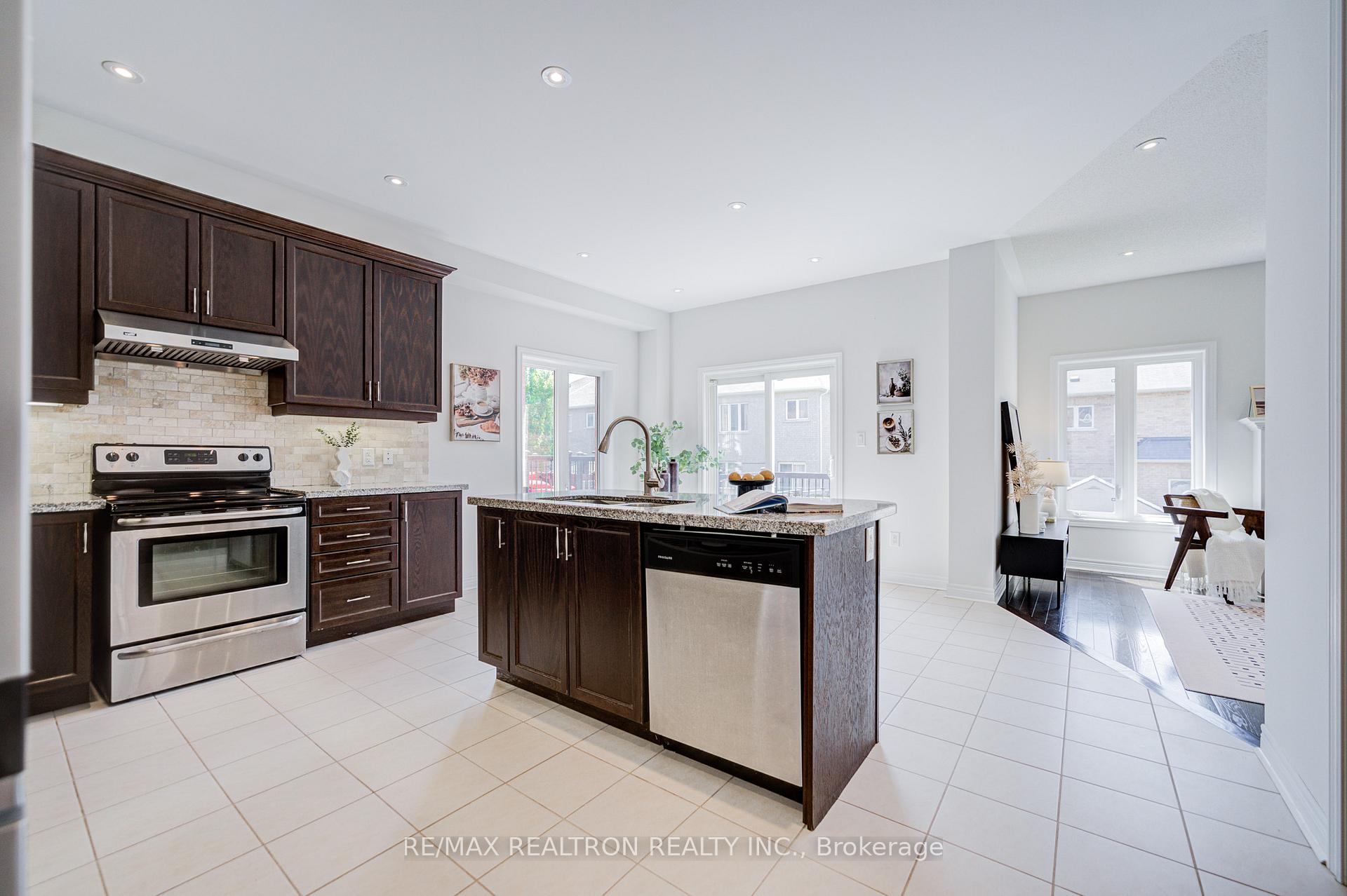 Photo 14 of 342 Lauderdale Drive, Vaughan, Patterson — HOMEH