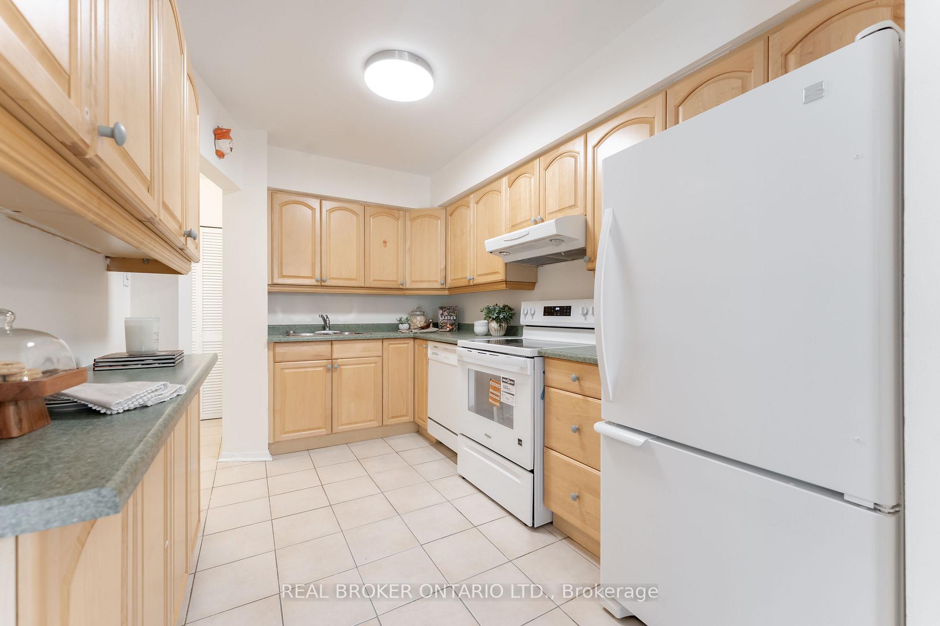 Photo 9 of Unit 15, 10 Leith Hill Road, North York, Don Valley Village — HOMEH
