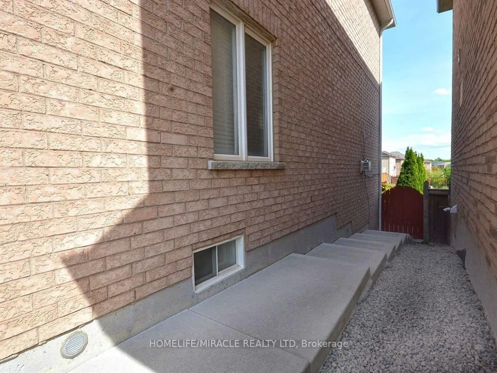 Photo 2 of Unit Bsmt, 6 Hibiscus Court, Brampton, Sandringham-Wellington — HOMEH