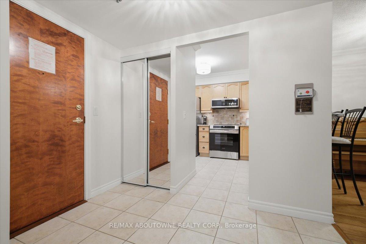 Photo 5 of Unit 1207, 100 Burloak Drive, Burlington, Appleby — HOMEH