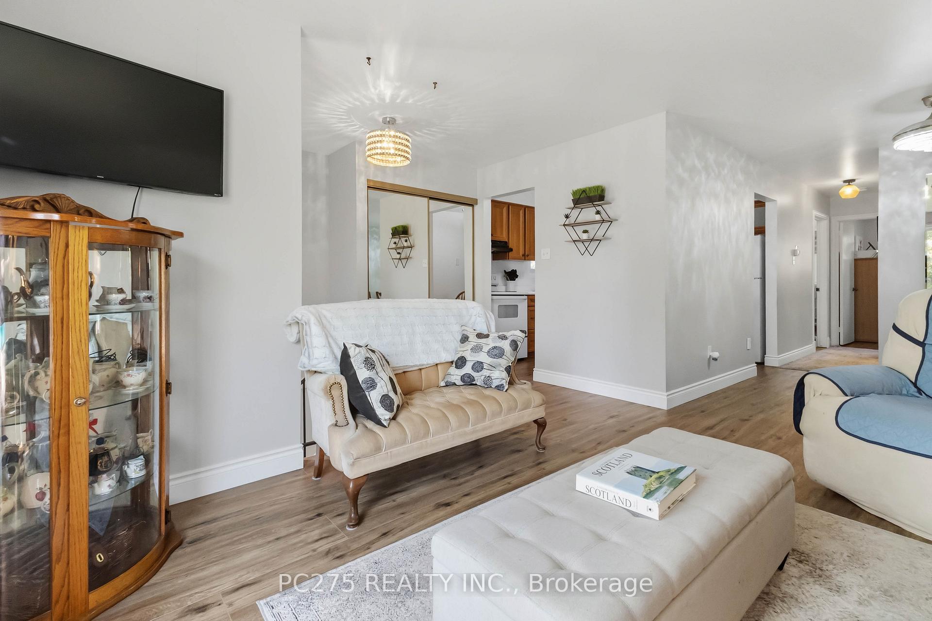 Photo 9 of 615 Deveron Crescent, London, South T — HOMEH