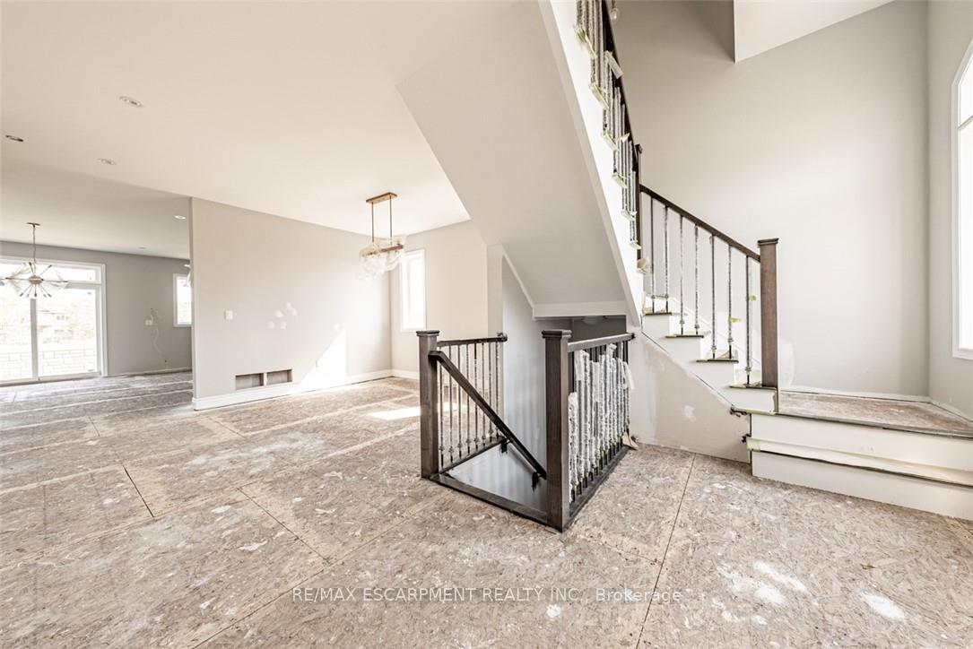 Photo 5 of 44 Cesar Place, Hamilton, Ancaster — HOMEH