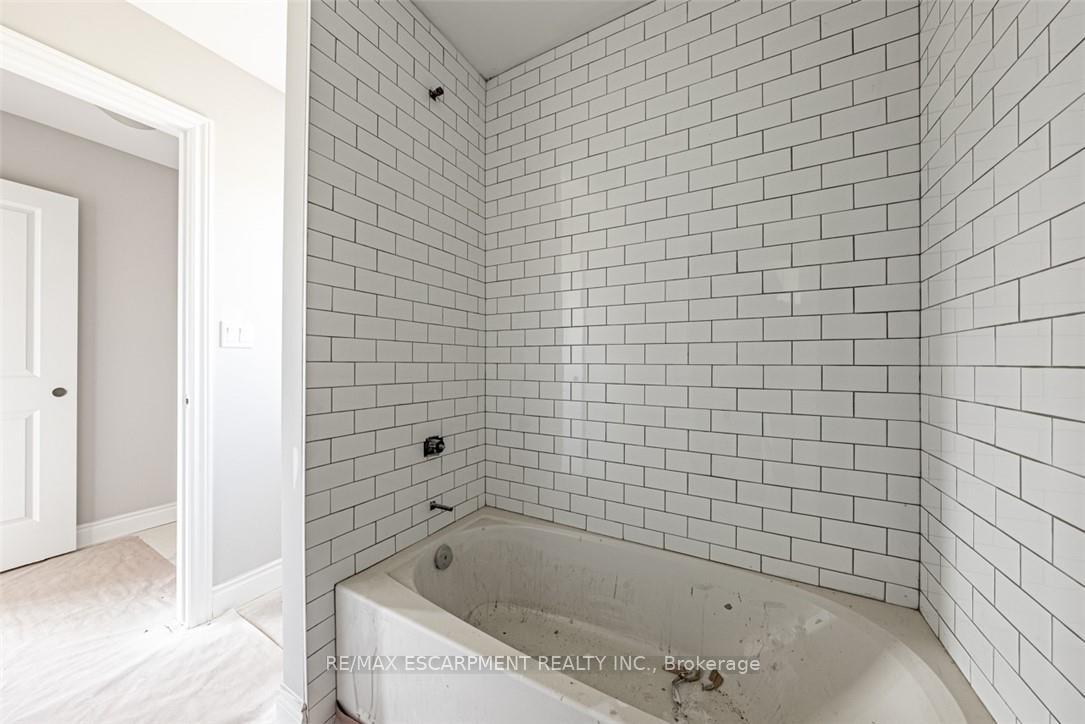 Photo 23 of 44 Cesar Place, Hamilton, Ancaster — HOMEH